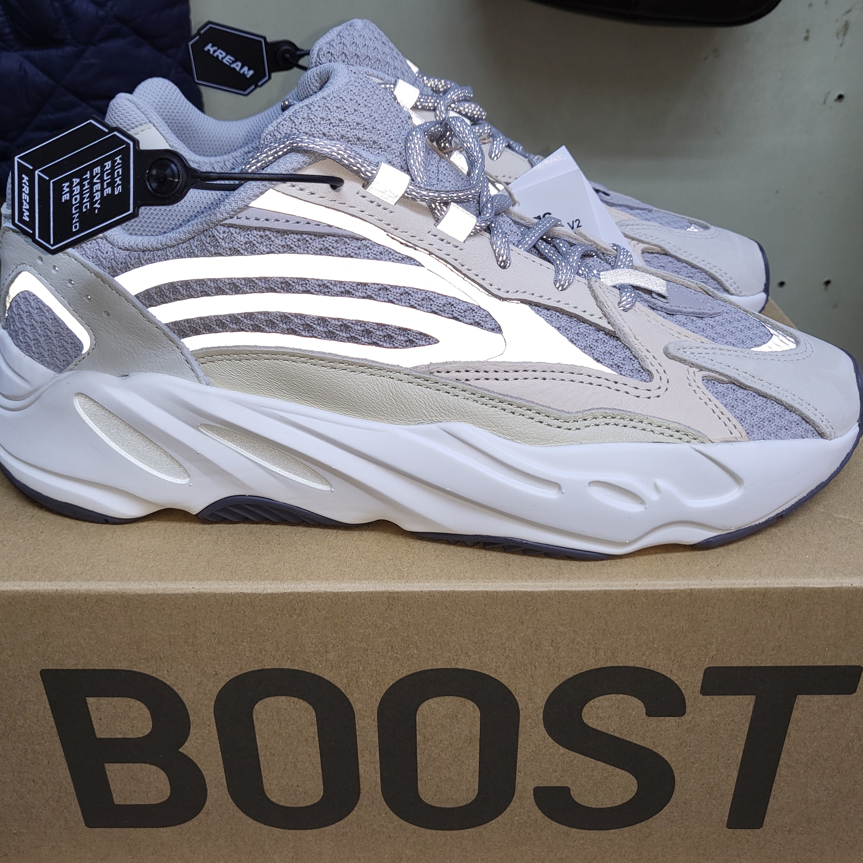 Adidas Yeezy Boost 700 V2 Cream 착용 스타일 - 2