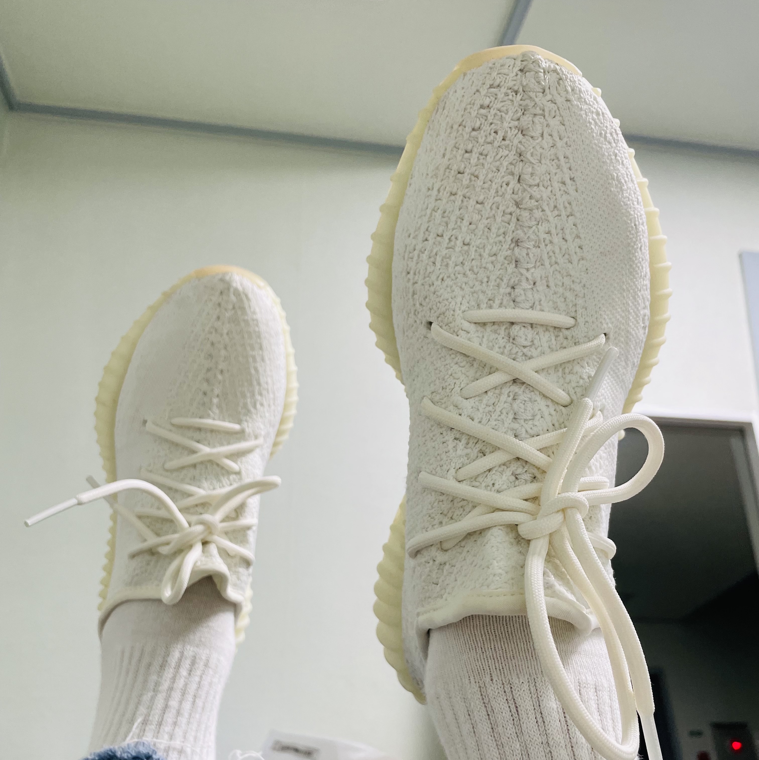 Adidas Yeezy Boost 350 V2 Cream/Triple White 착용 스타일 - 3