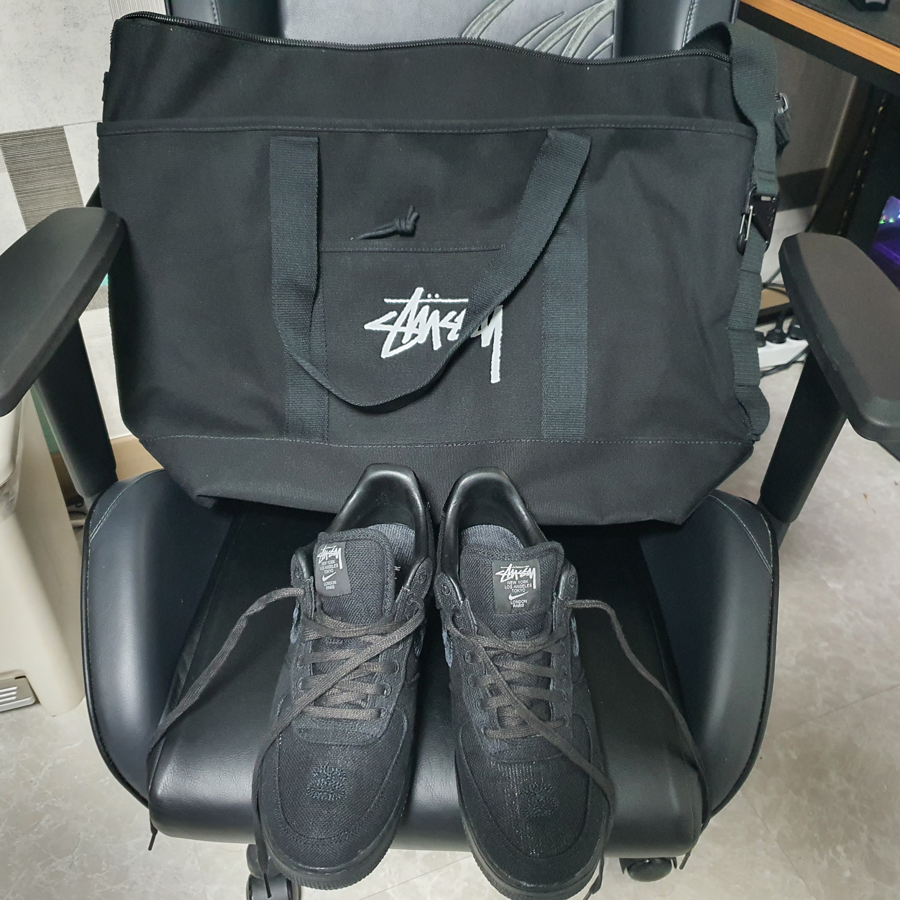 Nike x Stussy Air Force 1 Low Triple Black, Nike x Stussy Tote Bag 착용 스타일 - 1
