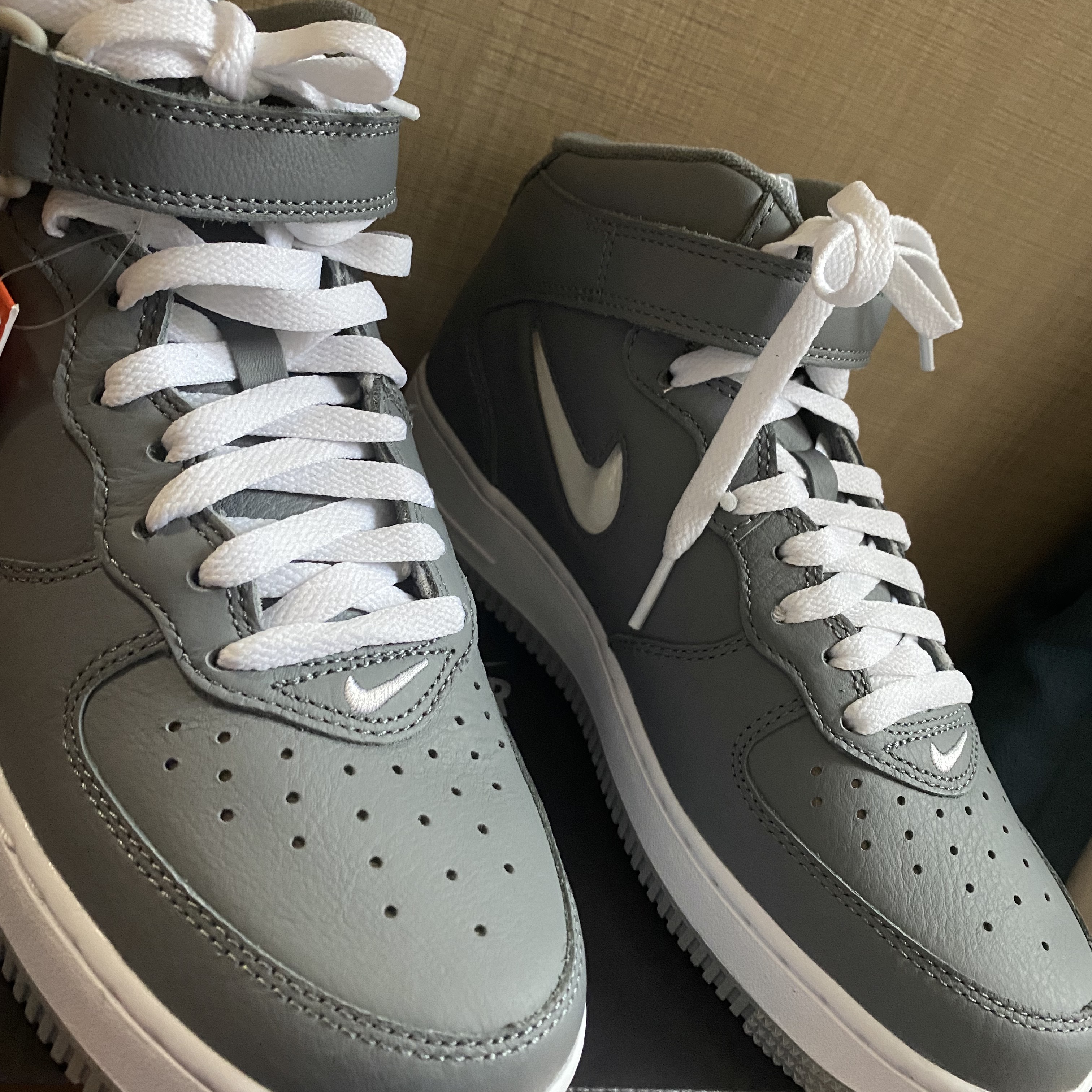 Nike Air Force 1 Mid QS NYC Cool Grey 착용 스타일 - 1
