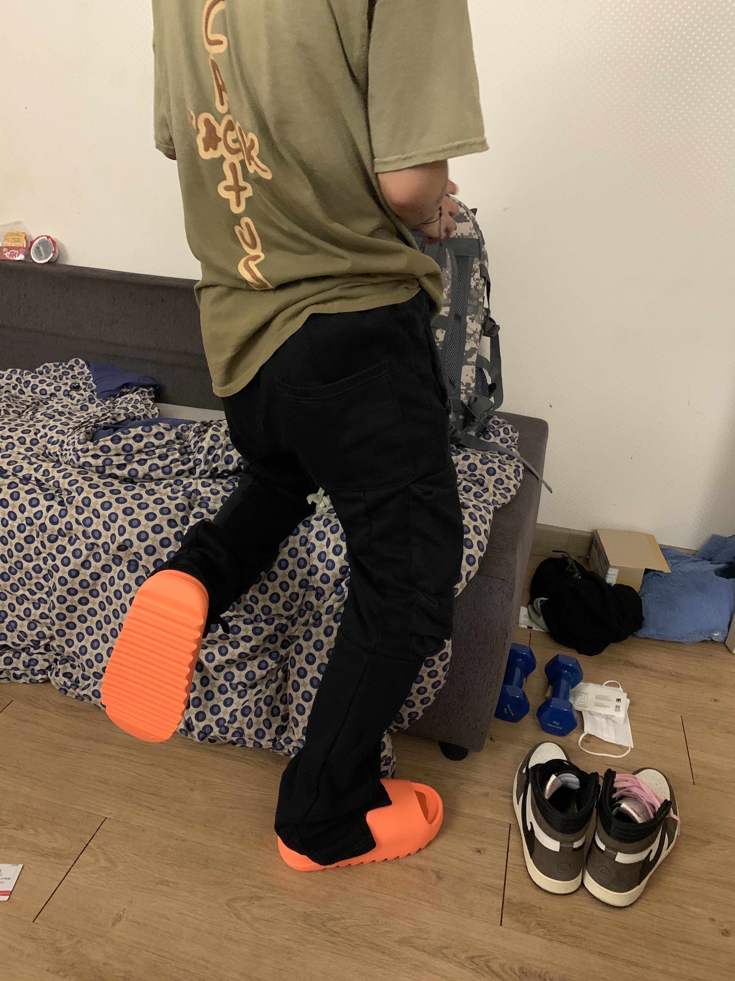 Adidas Yeezy Slide Enflame Orange, Jordan 1 x Travis Scott Retro High OG SP Mocha 착용 스타일
