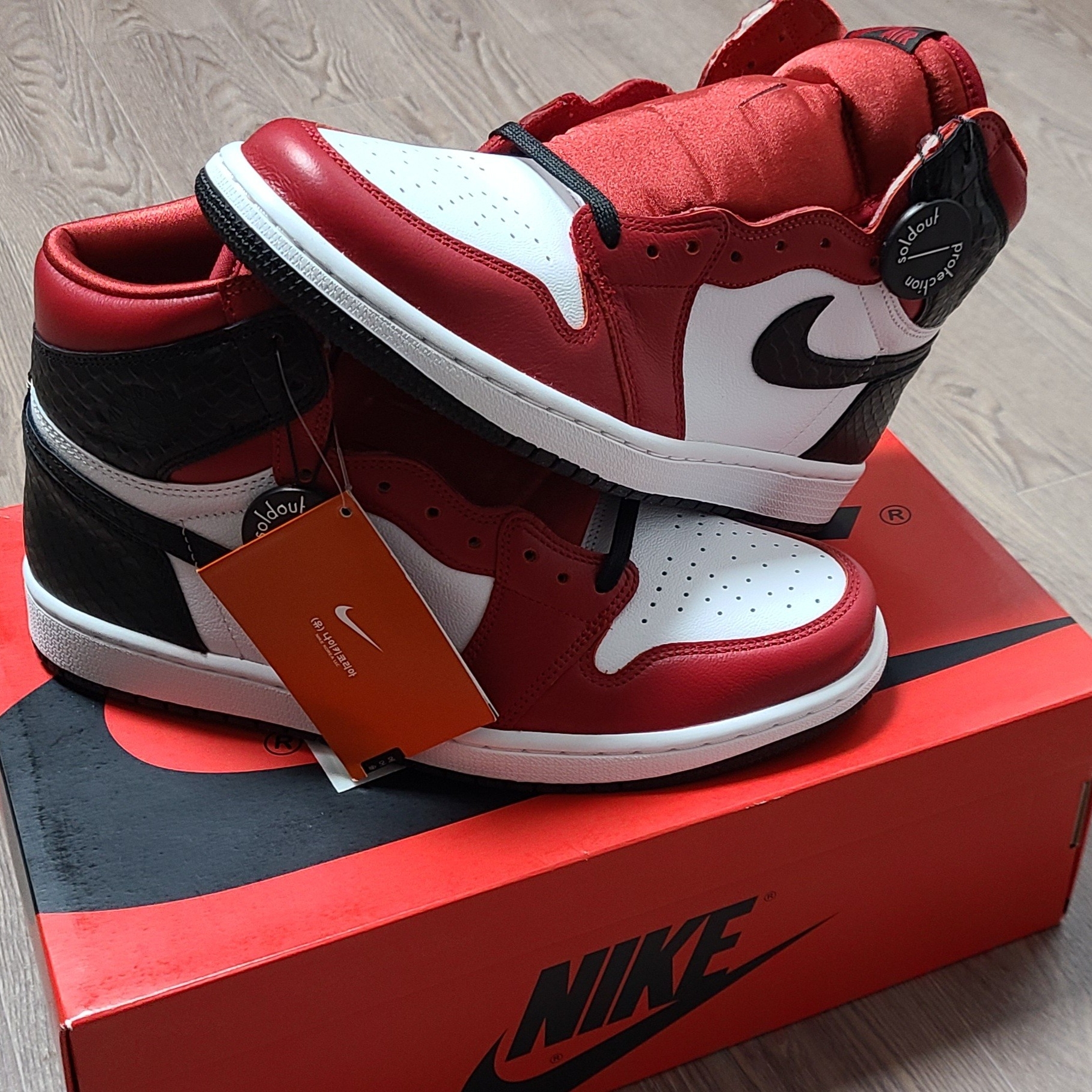 (W) Jordan 1 Retro High Satin Red 착용 스타일 - 1