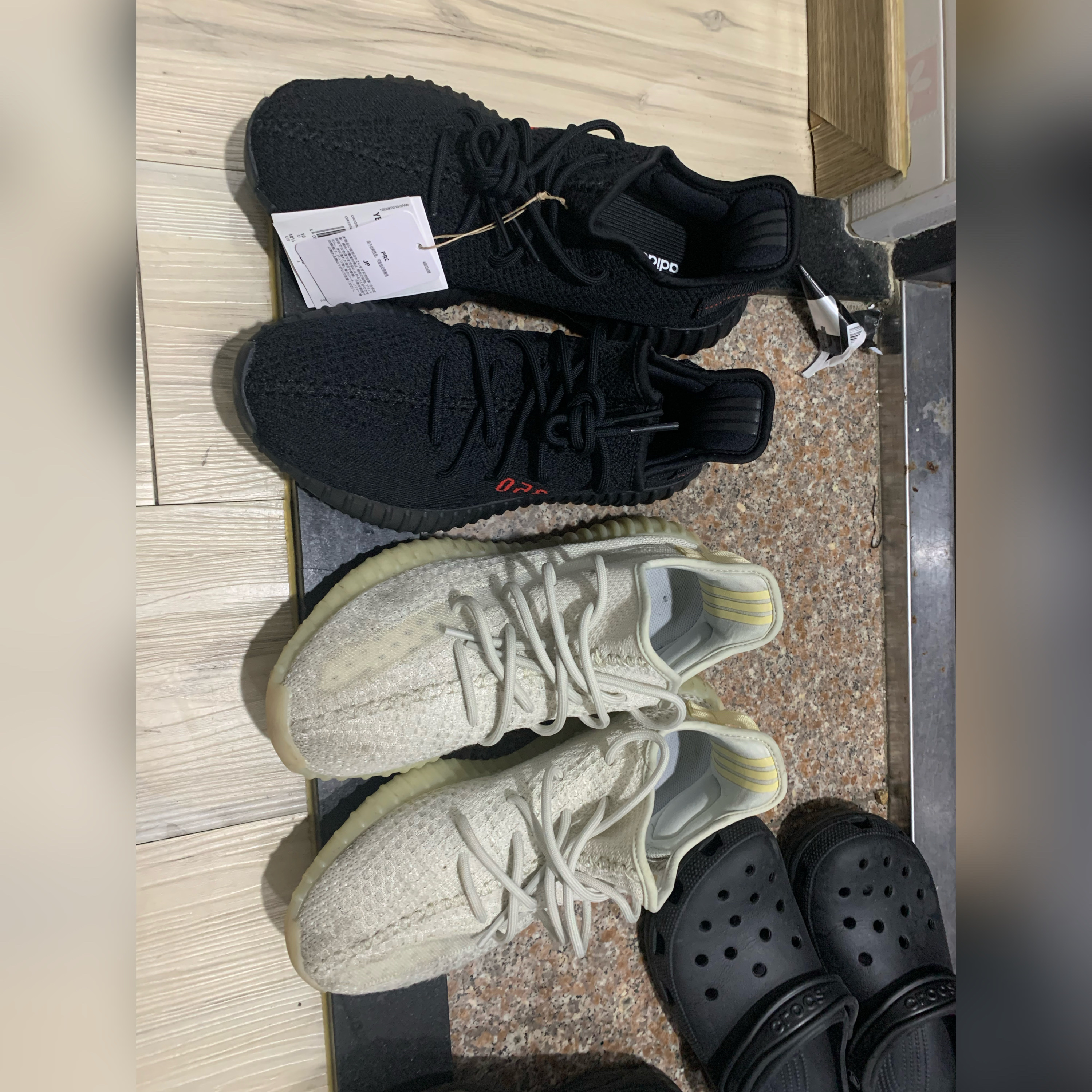 Adidas Yeezy Boost 350 V2 Black Red 2020, Adidas Yeezy Boost 350 V2 Light 착용 스타일 - 3