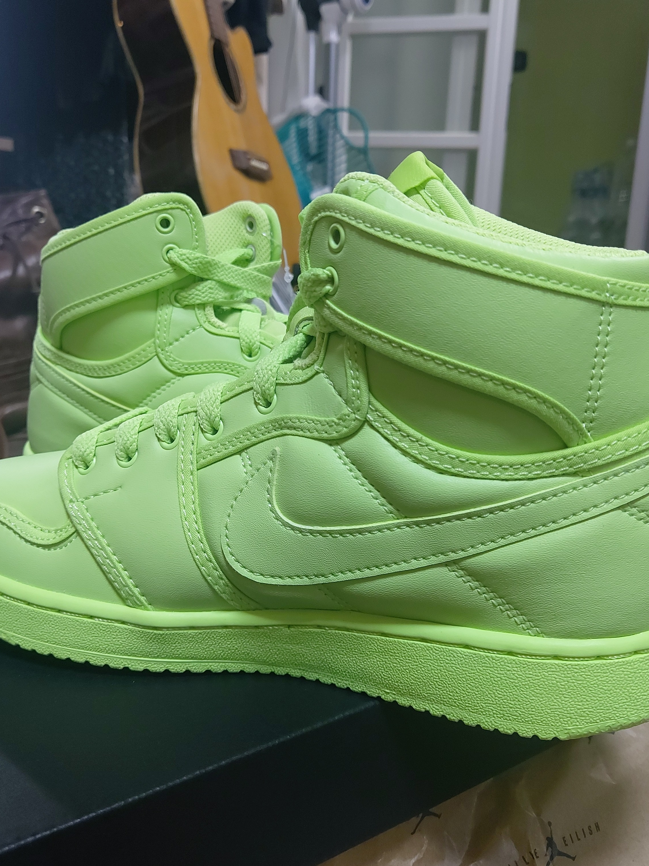 (W) Jordan 1 x Billie Eilish KO SP Lime Green 착용 스타일 - 2