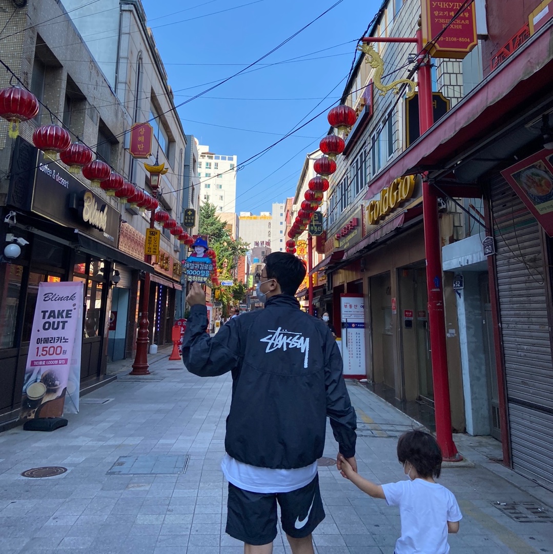 Nike x Stussy Windrunner Jacket Off Noir, Nike x Stussy Water Shorts Off Noir 착용 스타일 - 1