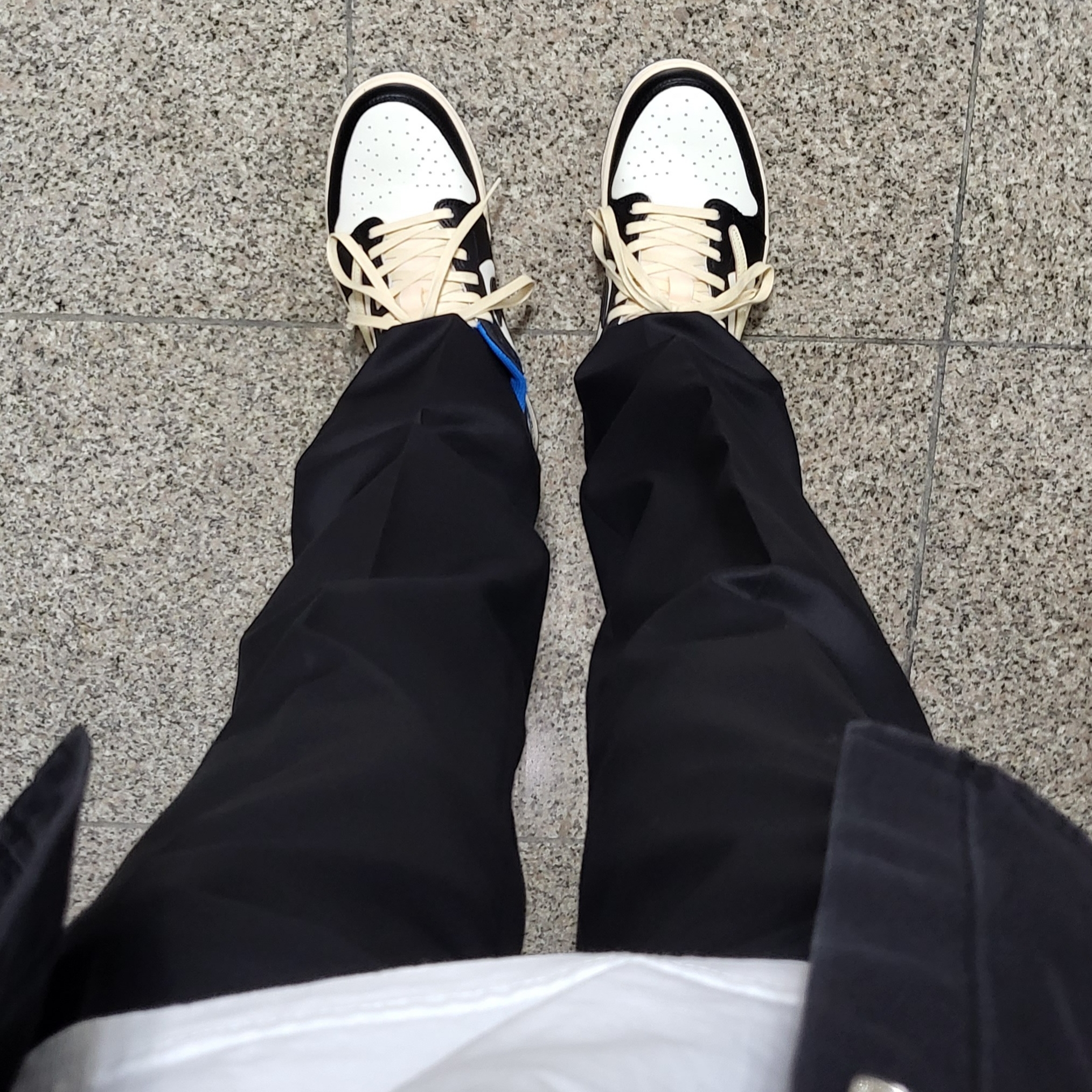 Jordan 1 x Travis Scott x Fragment Retro Low OG SP Military Blue 착용 스타일 - 1