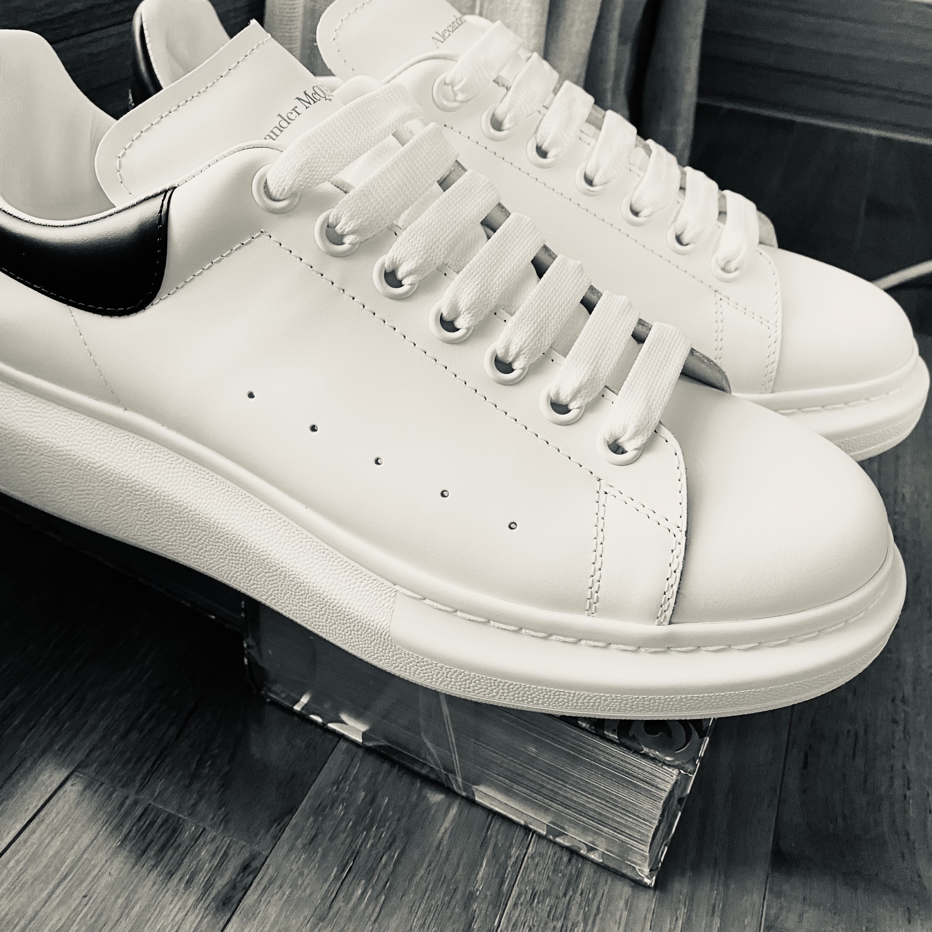 Alexander McQueen Oversized Sneakers White Black 착용 스타일