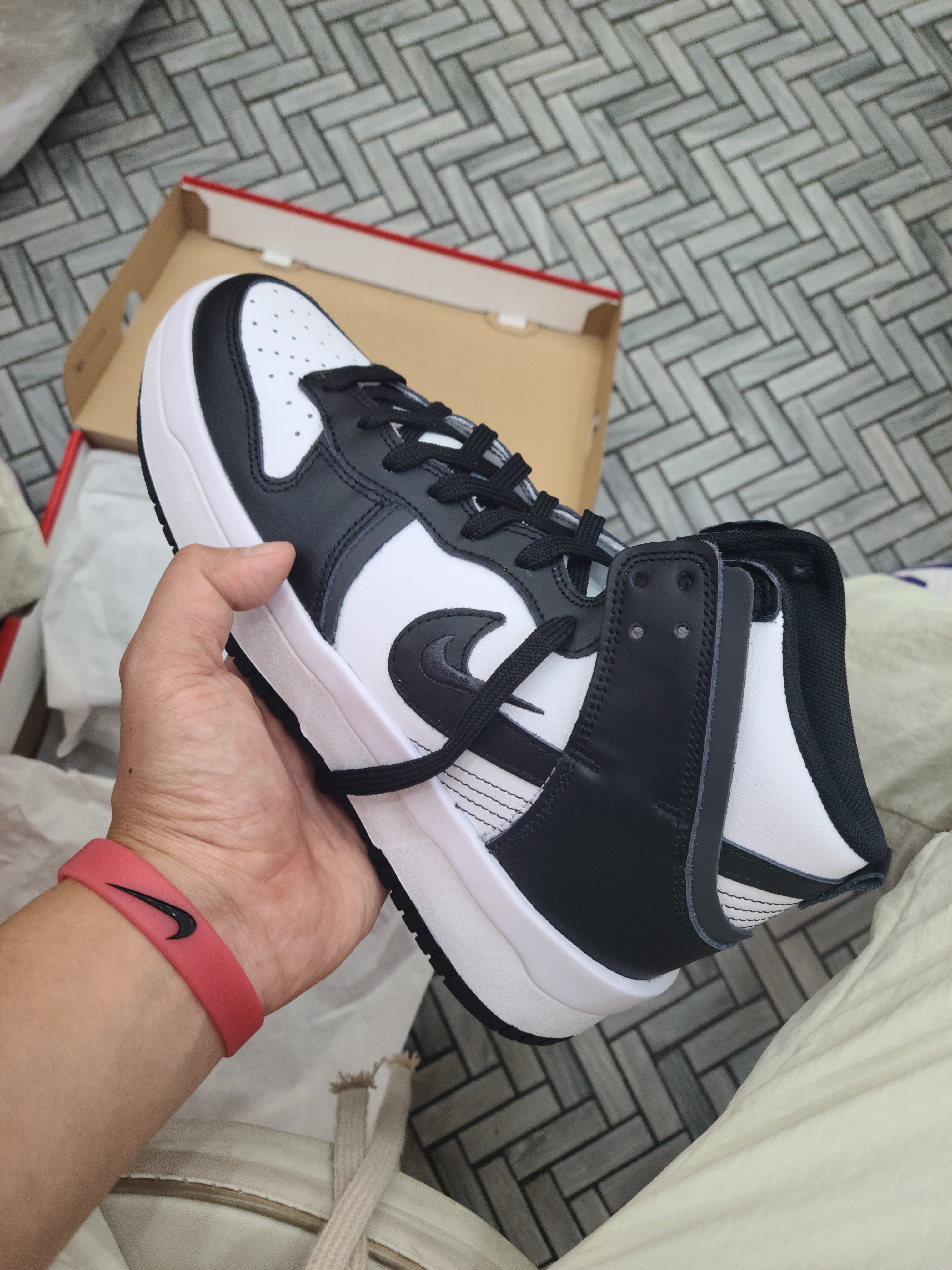 (W) Nike Dunk High Up Black and White 착용 스타일 - 1