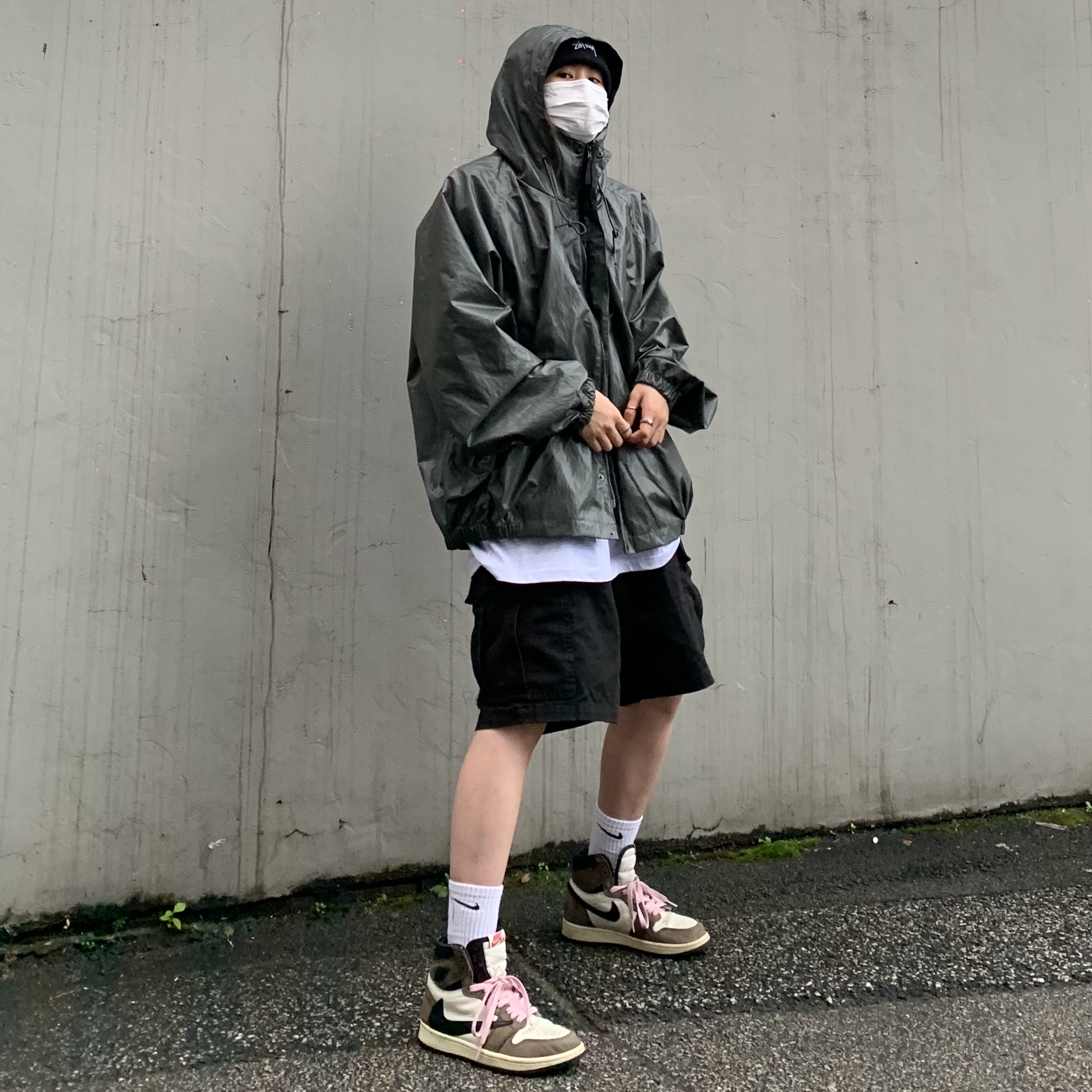 Jordan 1 x Travis Scott Retro High OG SP Mocha, Stussy Basic Cuff Beanie Black 착용 스타일 - 1