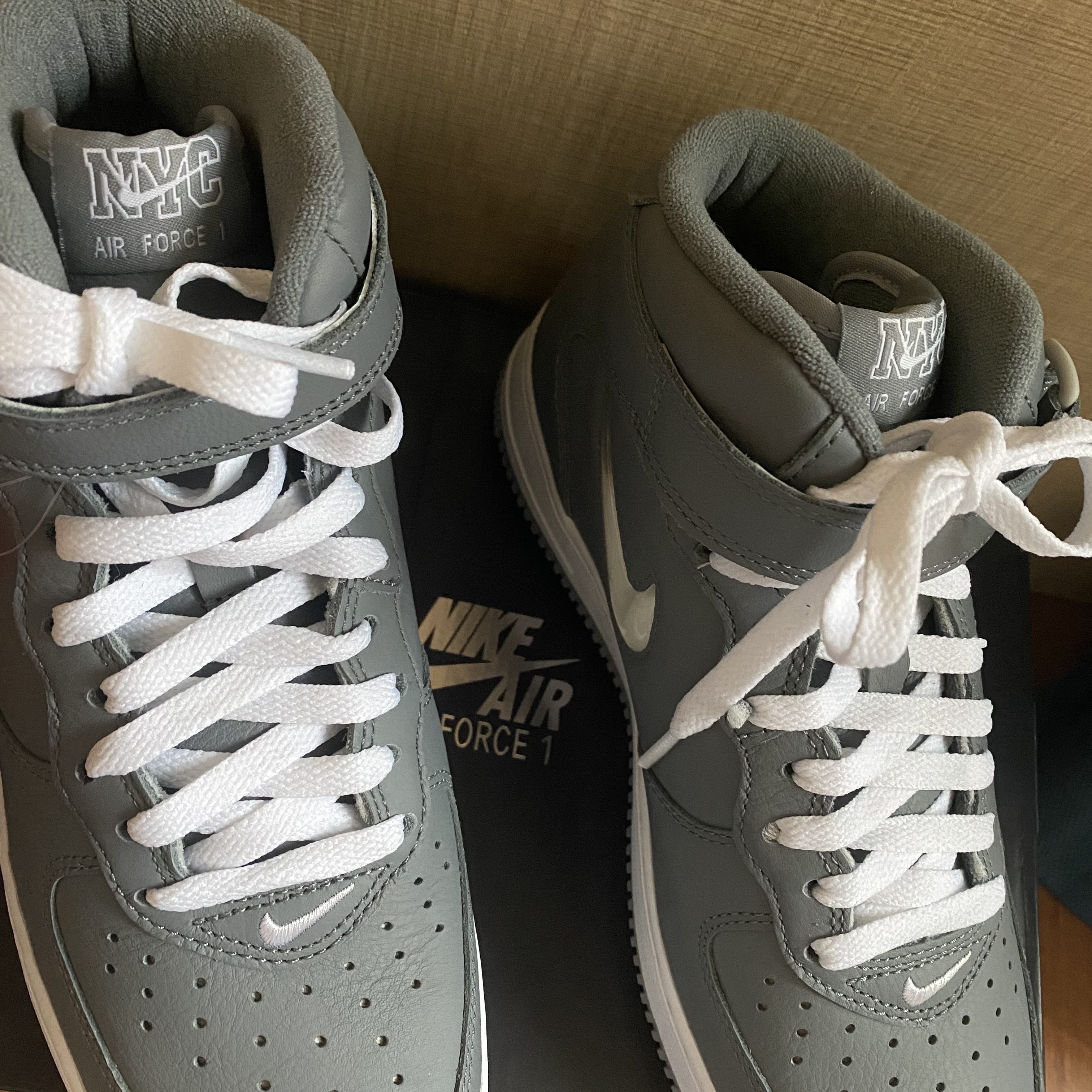 Nike Air Force 1 Mid QS NYC Cool Grey 착용 스타일 - 3