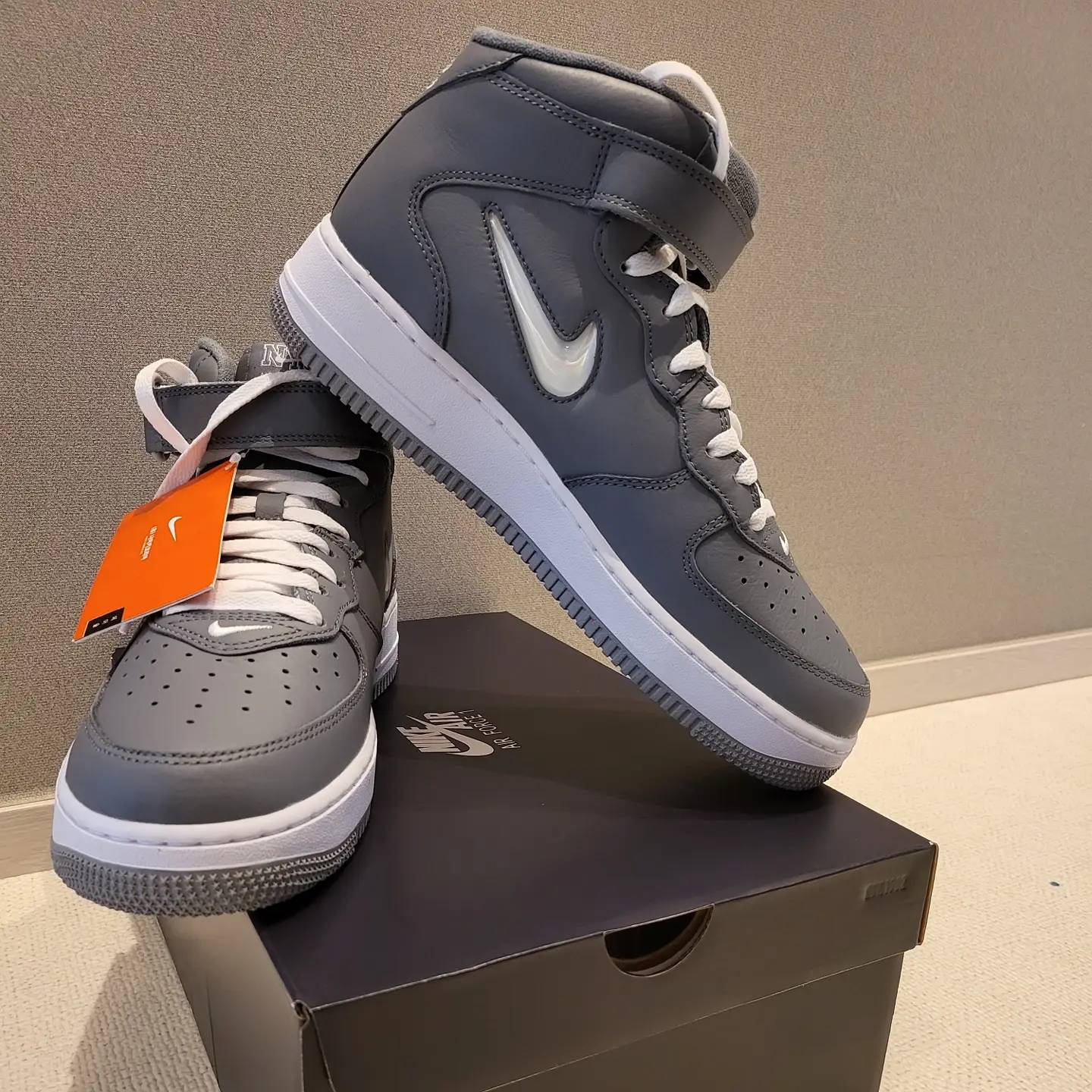 Nike Air Force 1 Mid QS NYC Cool Grey 착용 스타일 - 1