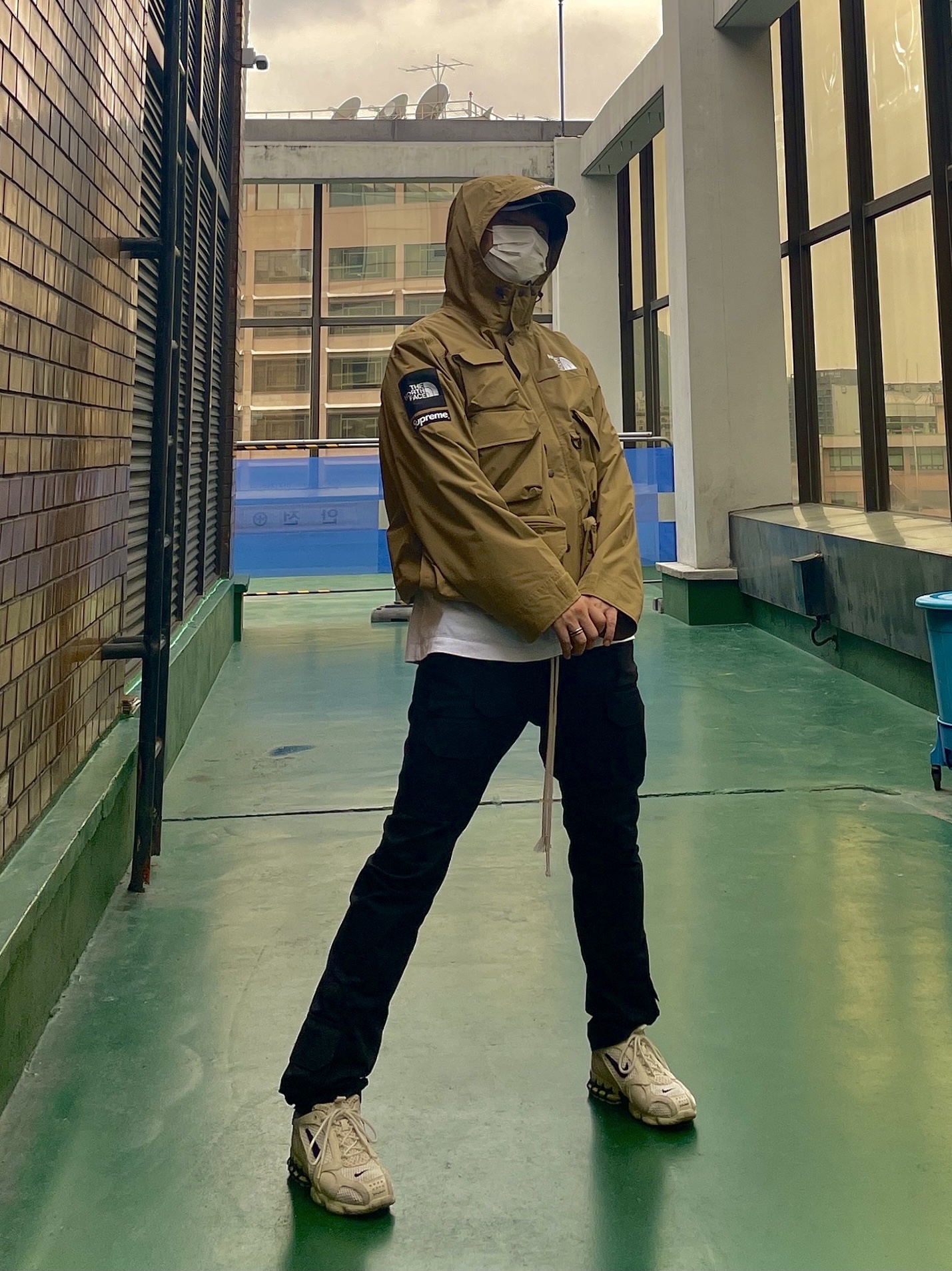 Supreme x The North Face Cargo Jacket Gold - 20SS, Nike x Stussy Air Zoom Spiridon Cage 2 Fossil 착용 스타일 - 1