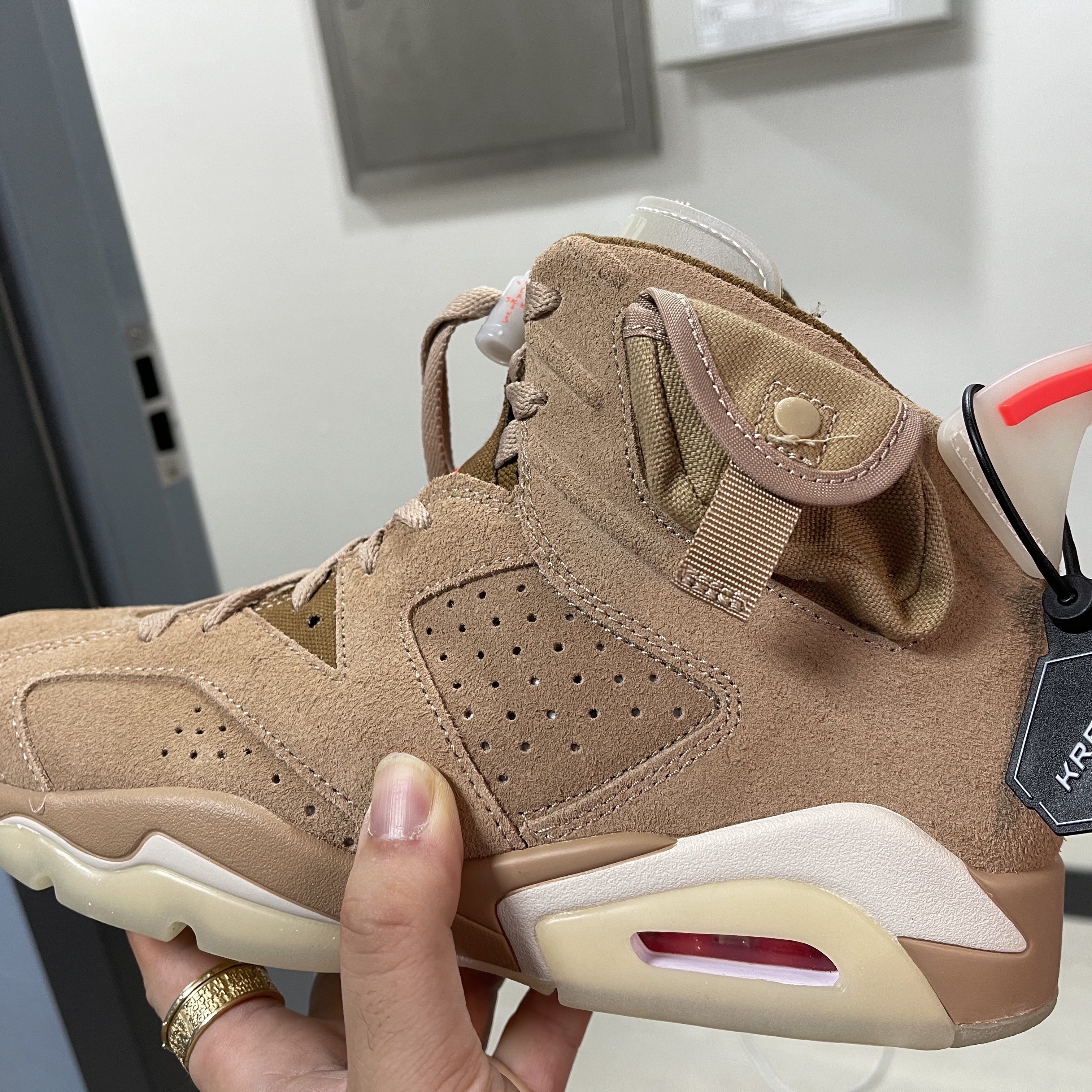 Jordan 6 x Travis Scott Retro SP British Khaki 착용 스타일