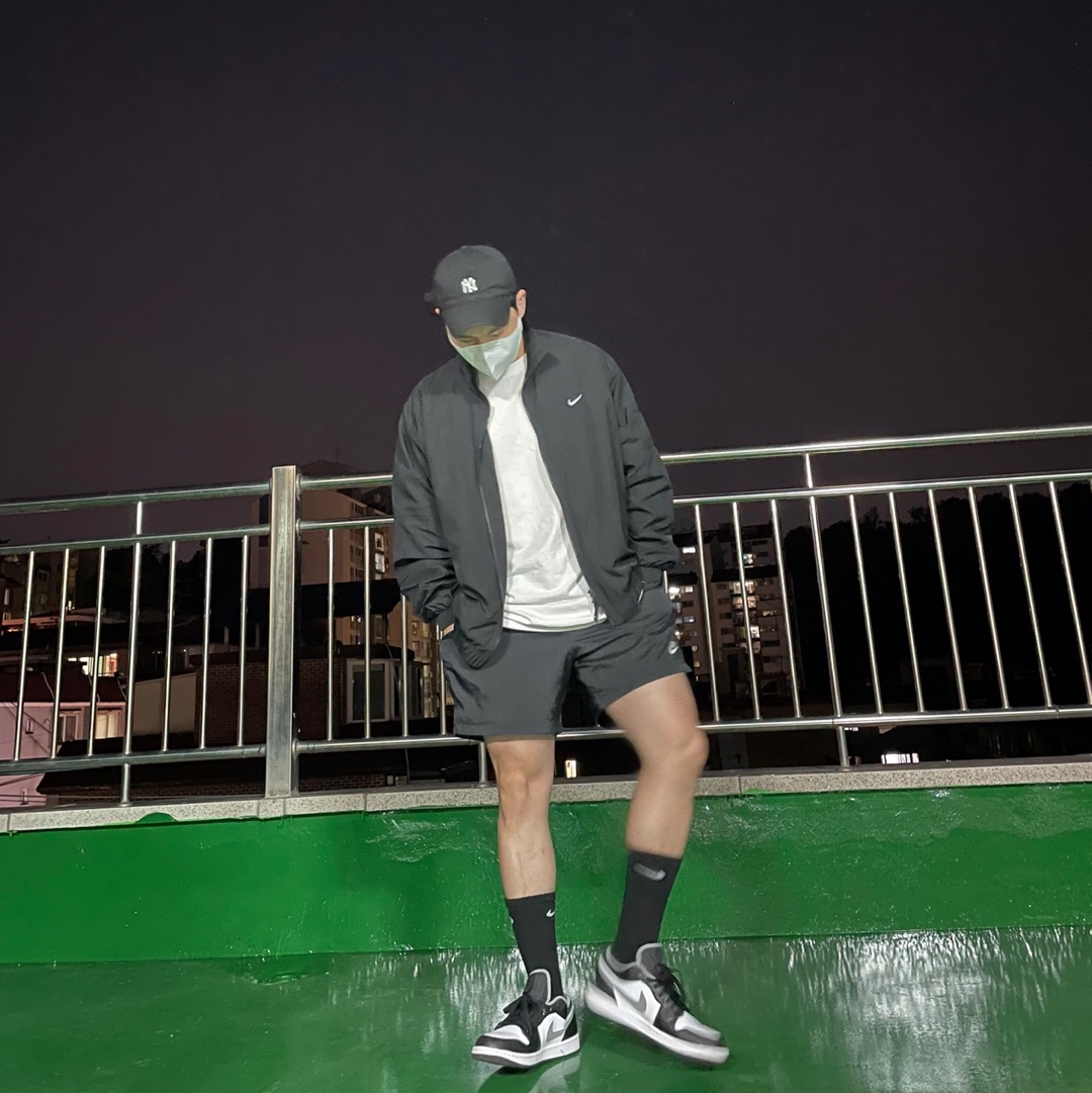 Jordan 1 Low Black Particle Grey, Nike NRG Solo Swoosh Satin Bomber Jacket Black Kumquat - Asia 착용 스타일
