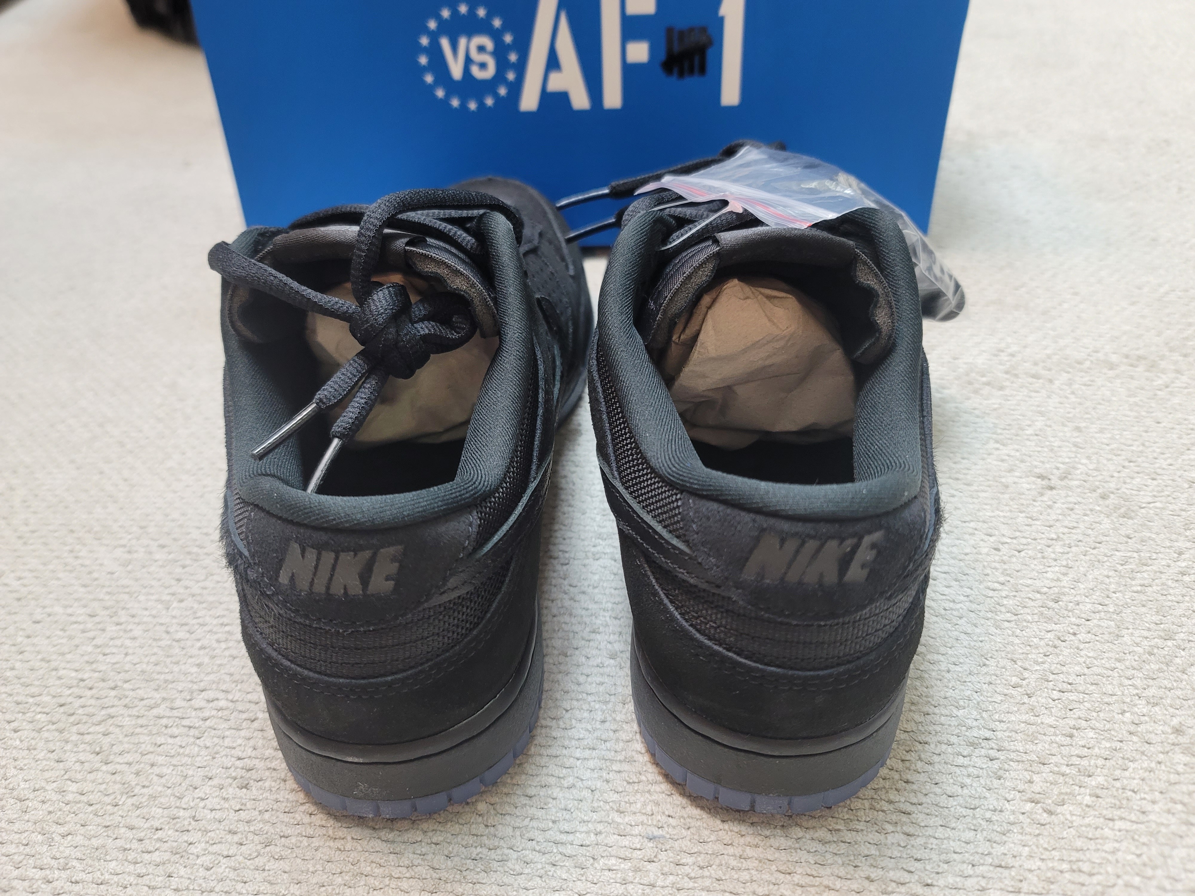 Nike x Undefeated Dunk Low SP 5 On It Black 착용 스타일 - 3