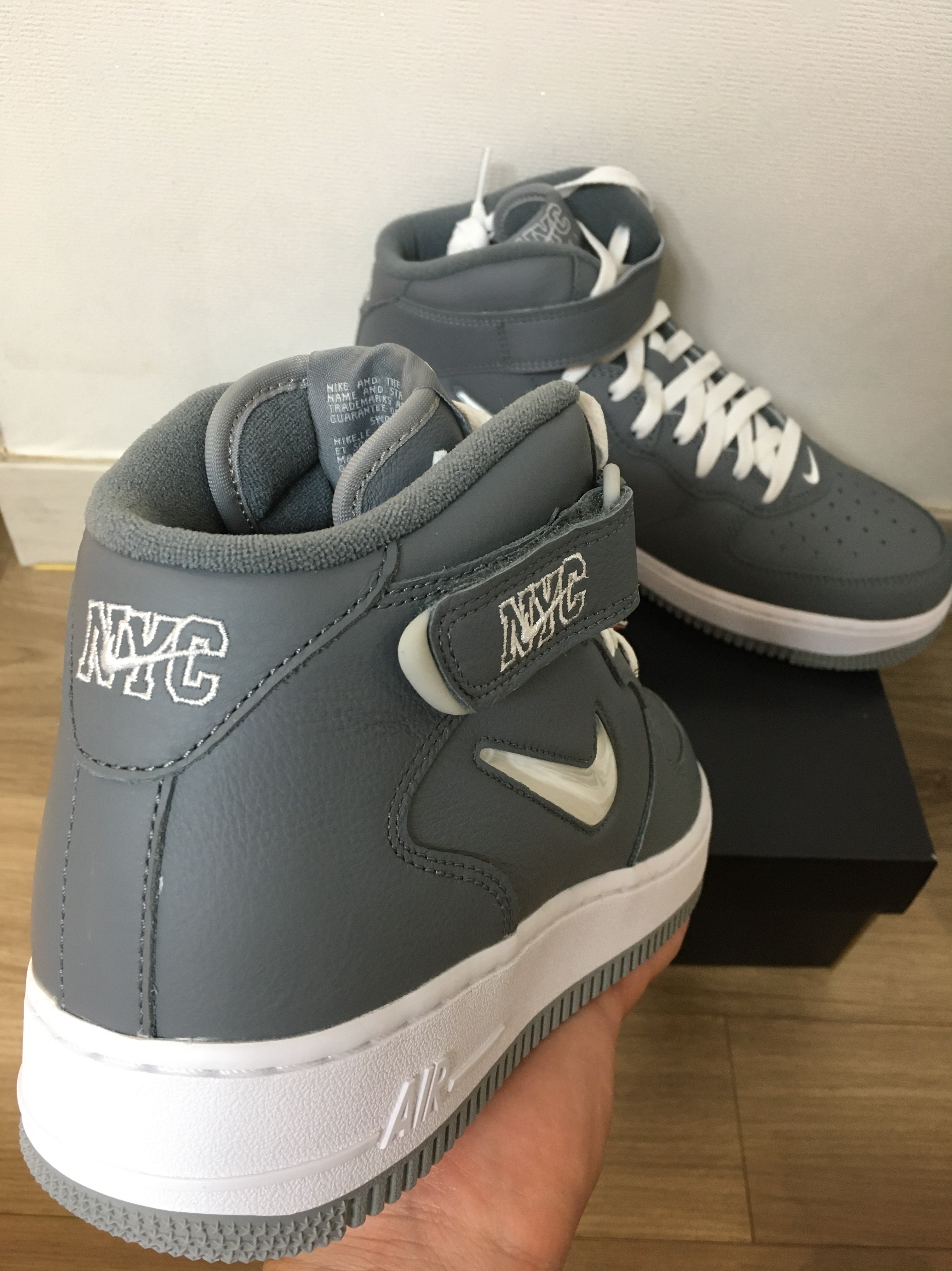 Nike Air Force 1 Mid QS NYC Cool Grey 착용 스타일 - 2
