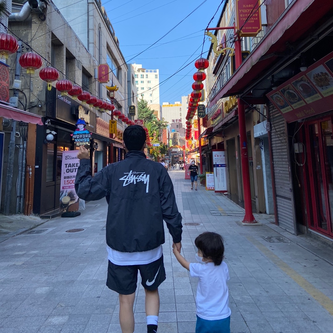 Nike x Stussy Windrunner Jacket Off Noir, Nike x Stussy Water Shorts Off Noir 착용 스타일 - 2