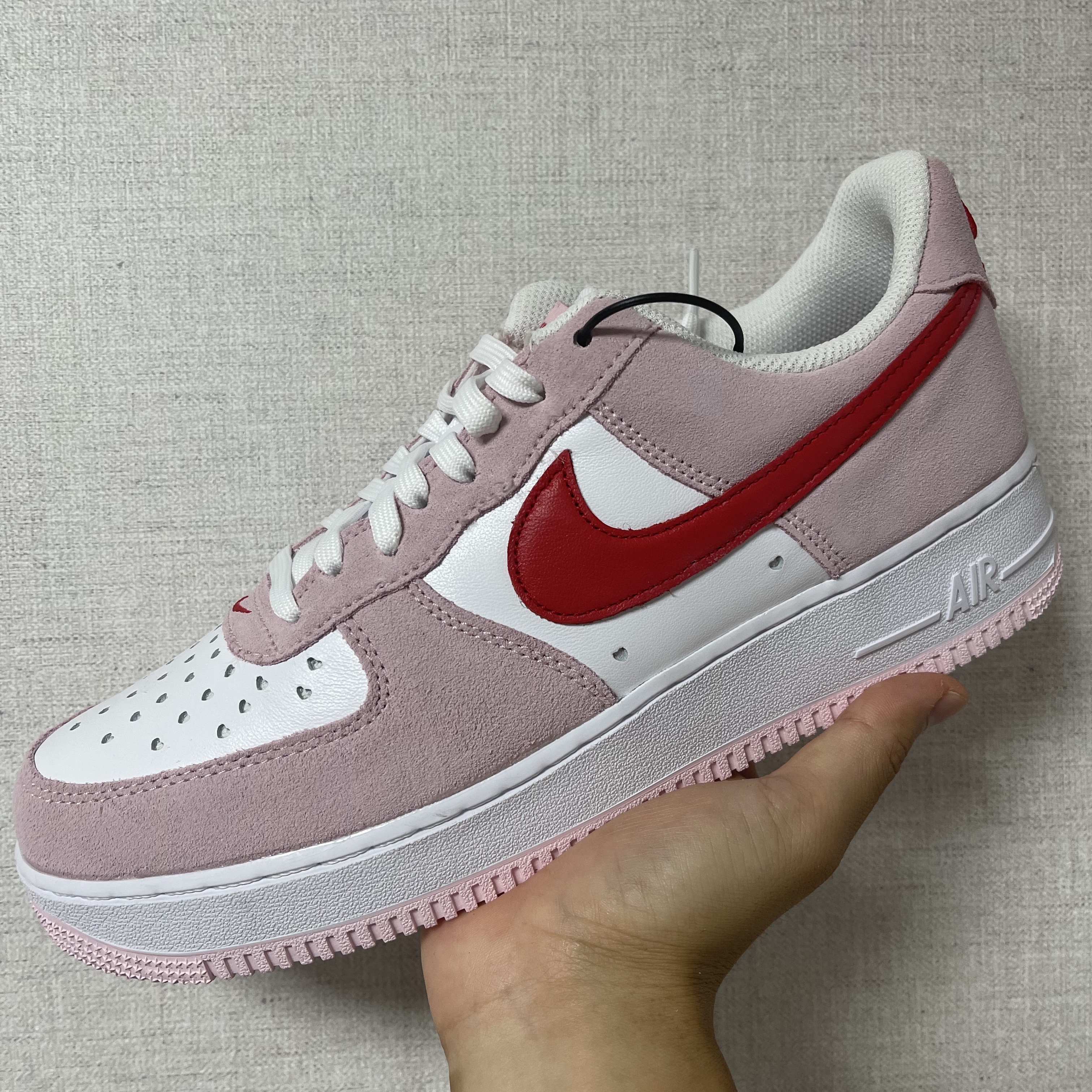 Nike Air Force 1 '07 QS Valentine's Day 착용 스타일