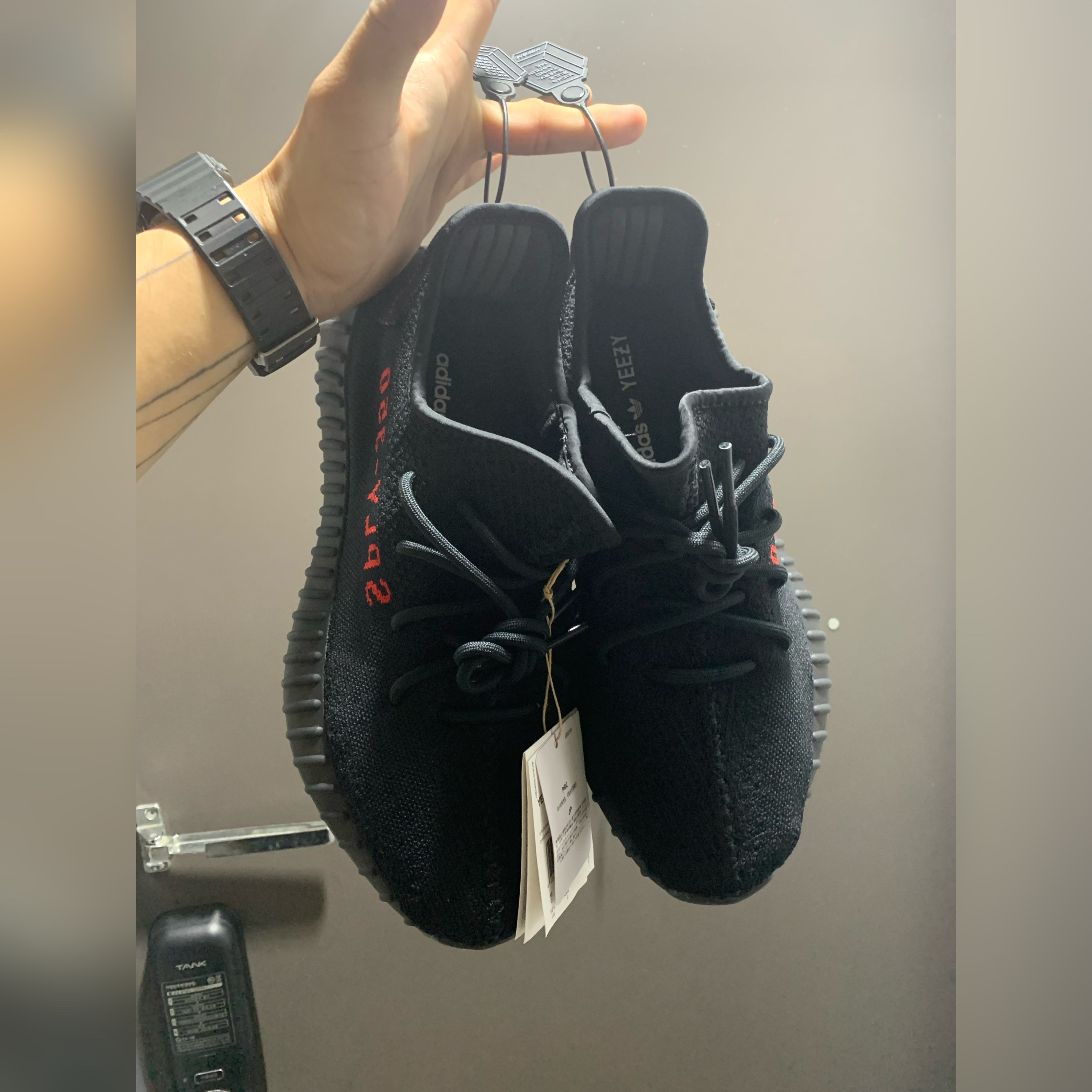Adidas Yeezy Boost 350 V2 Black Red 2020, Adidas Yeezy Boost 350 V2 Light 착용 스타일 - 1