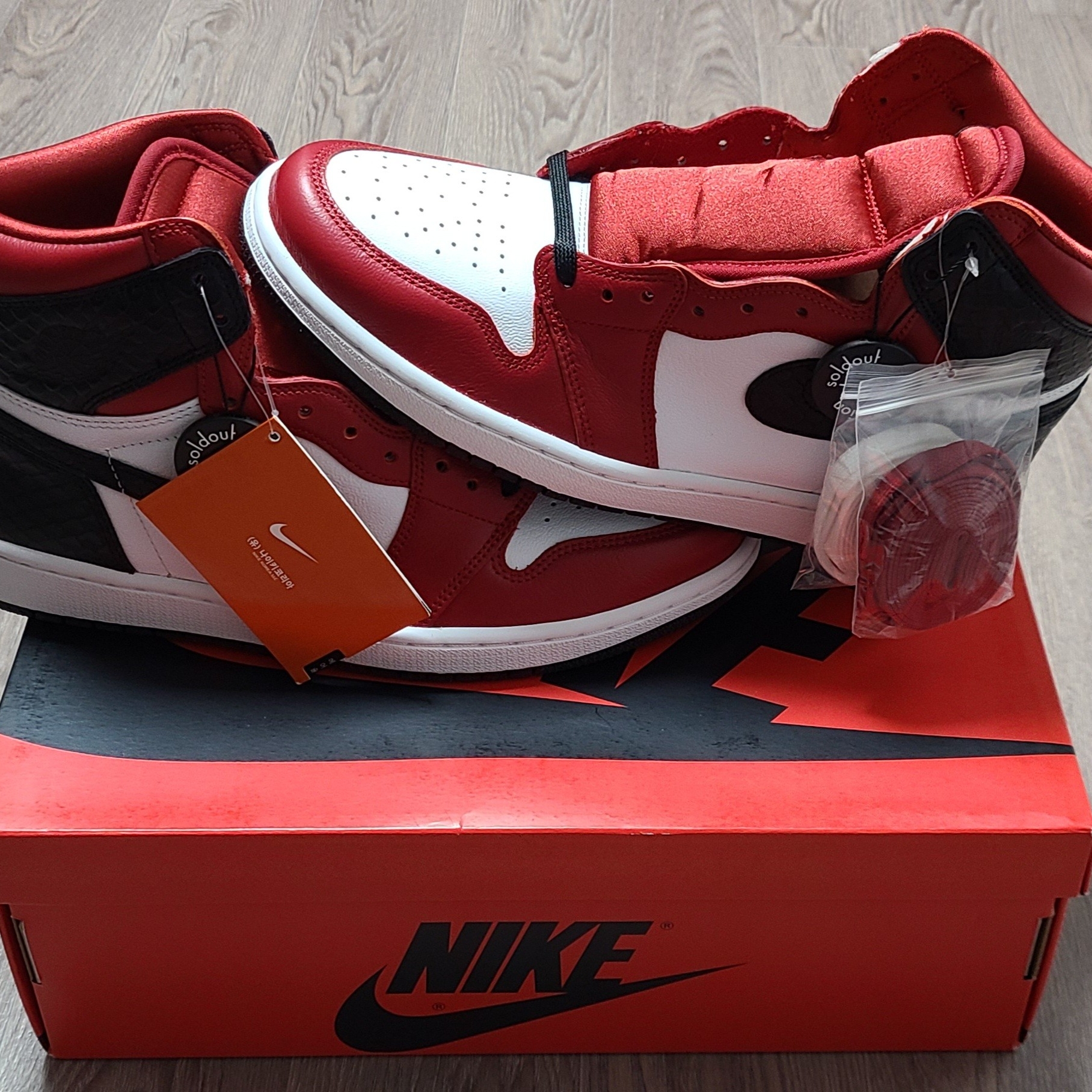 (W) Jordan 1 Retro High Satin Red 착용 스타일 - 4