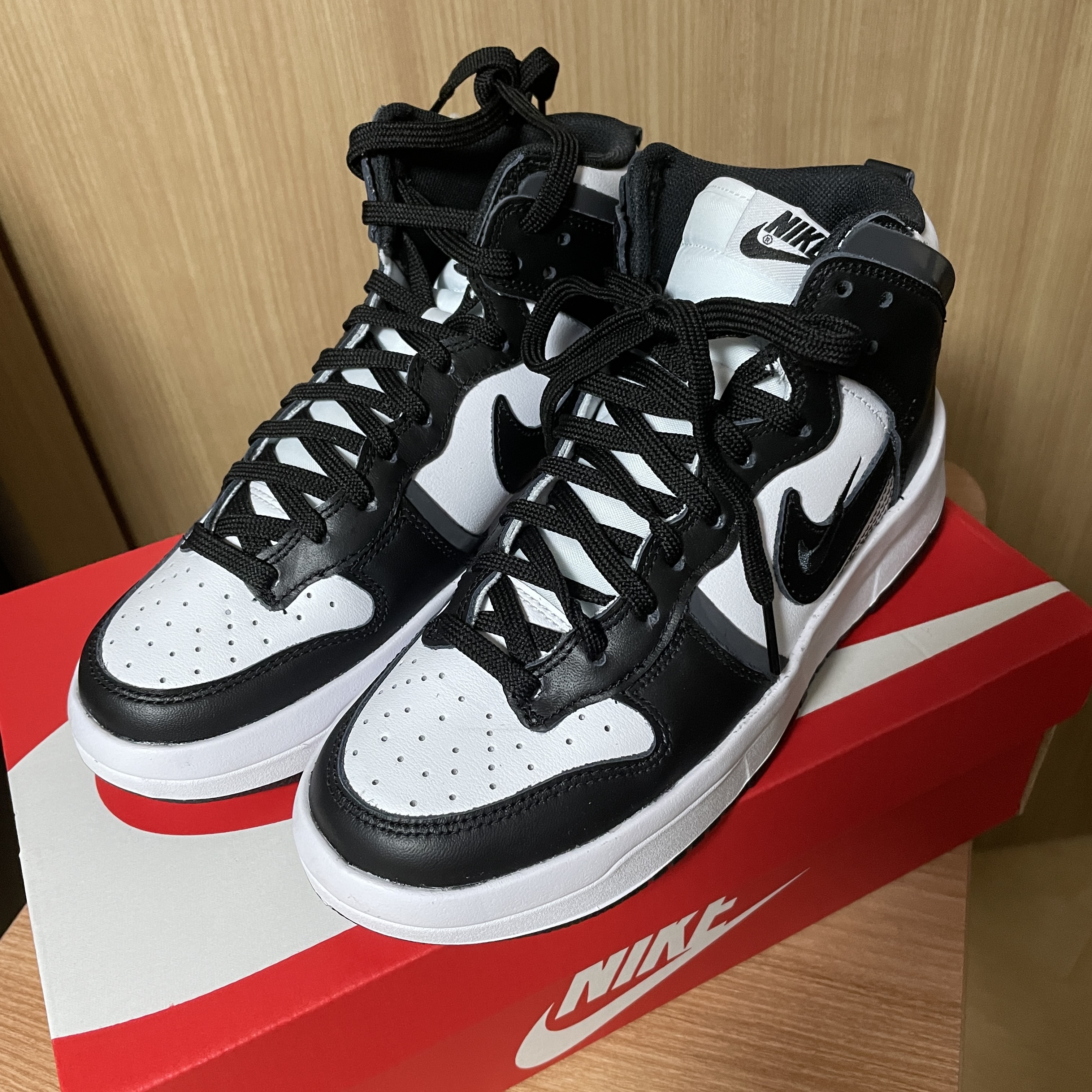 (W) Nike Dunk High Up Black and White 착용 스타일 - 4