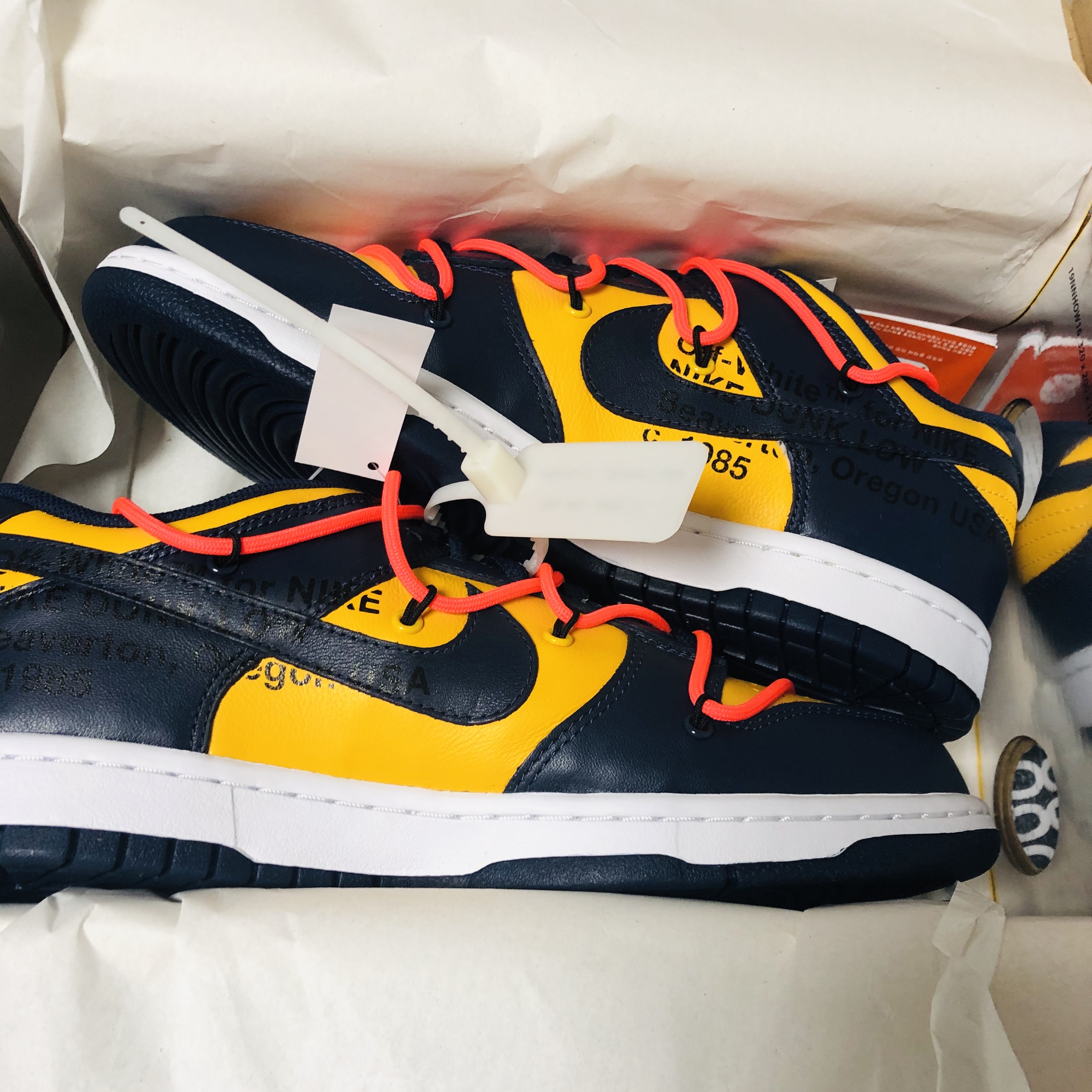 Nike x Off-White Dunk Low University Gold Midnight Navy 착용 스타일 - 1
