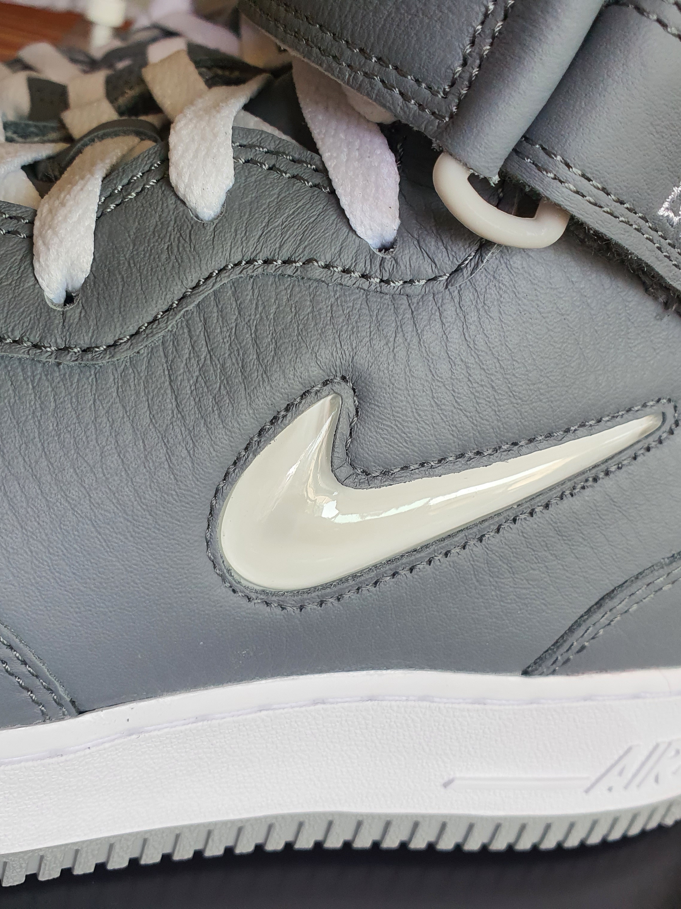 Nike Air Force 1 Mid QS NYC Cool Grey 착용 스타일 - 2