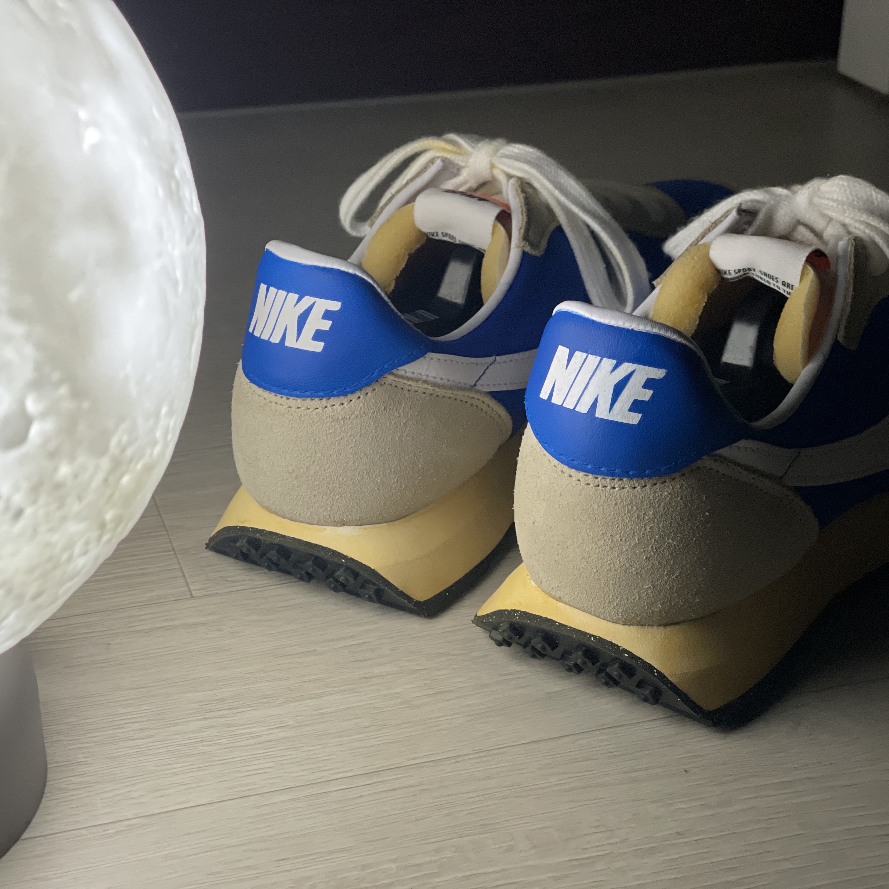 Nike Waffle Trainer 2 Hyper Royal Rattan 착용 스타일 - 2