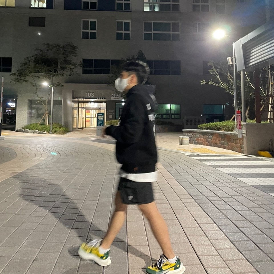 IAB Studio Woven Hoodie Black, Nike x Sacai VaporWaffle Tour Yellow & Gorge Green Sail 착용 스타일 - 2