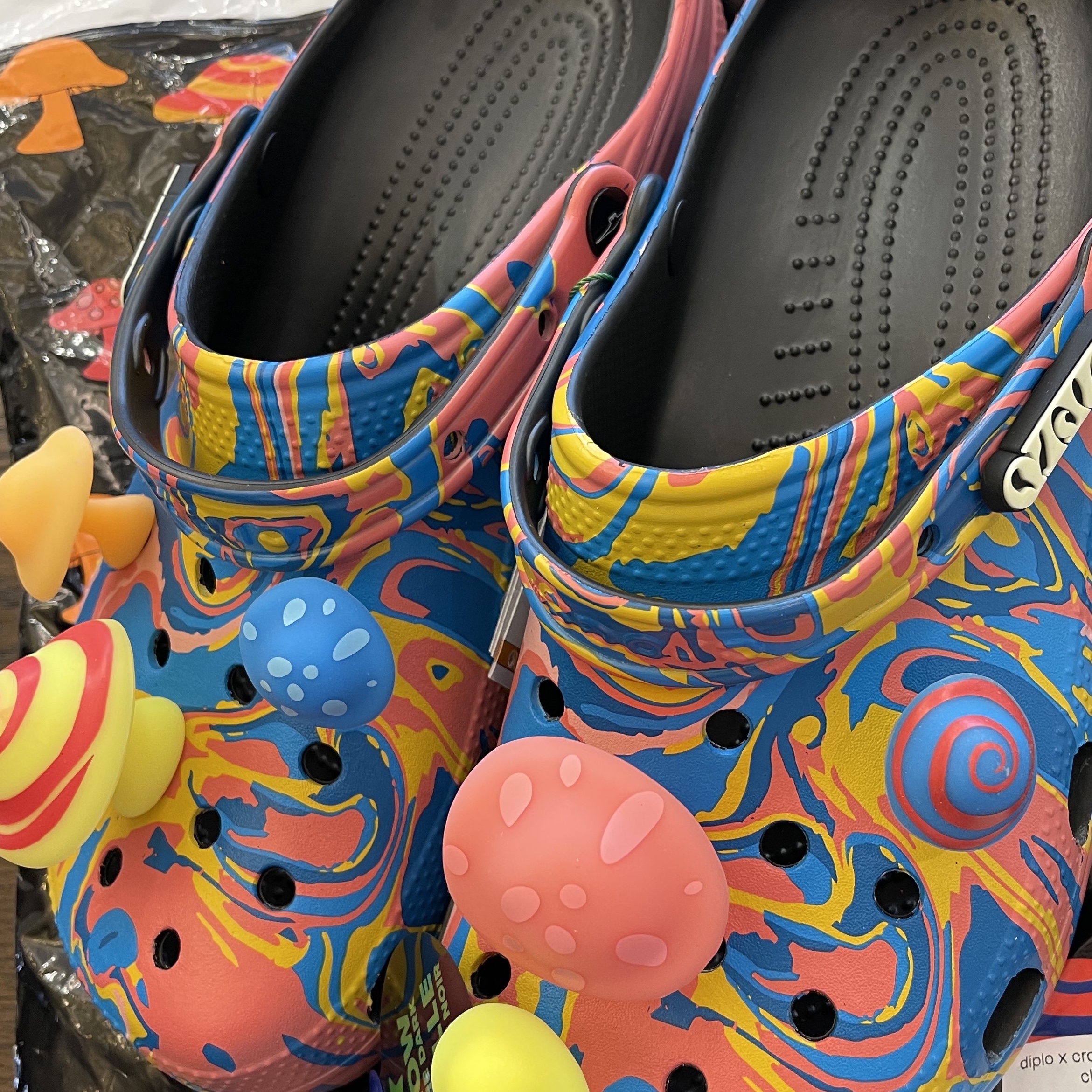 Crocs x Diplo Classic Clog Take a Walk On the Weird Side 착용 스타일 - 2