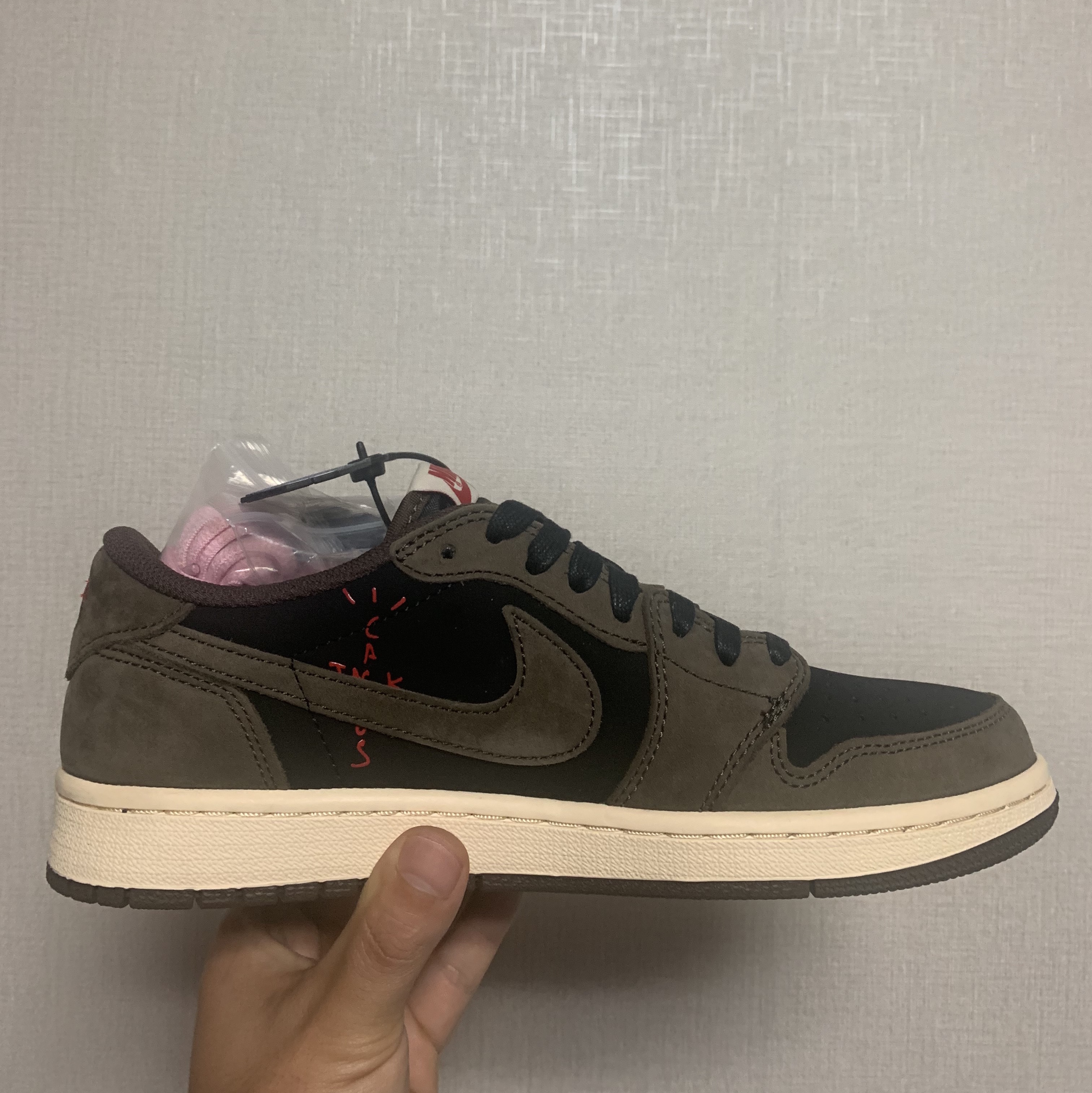 Jordan 1 x Travis Scott Retro Low OG SP Mocha 착용 스타일