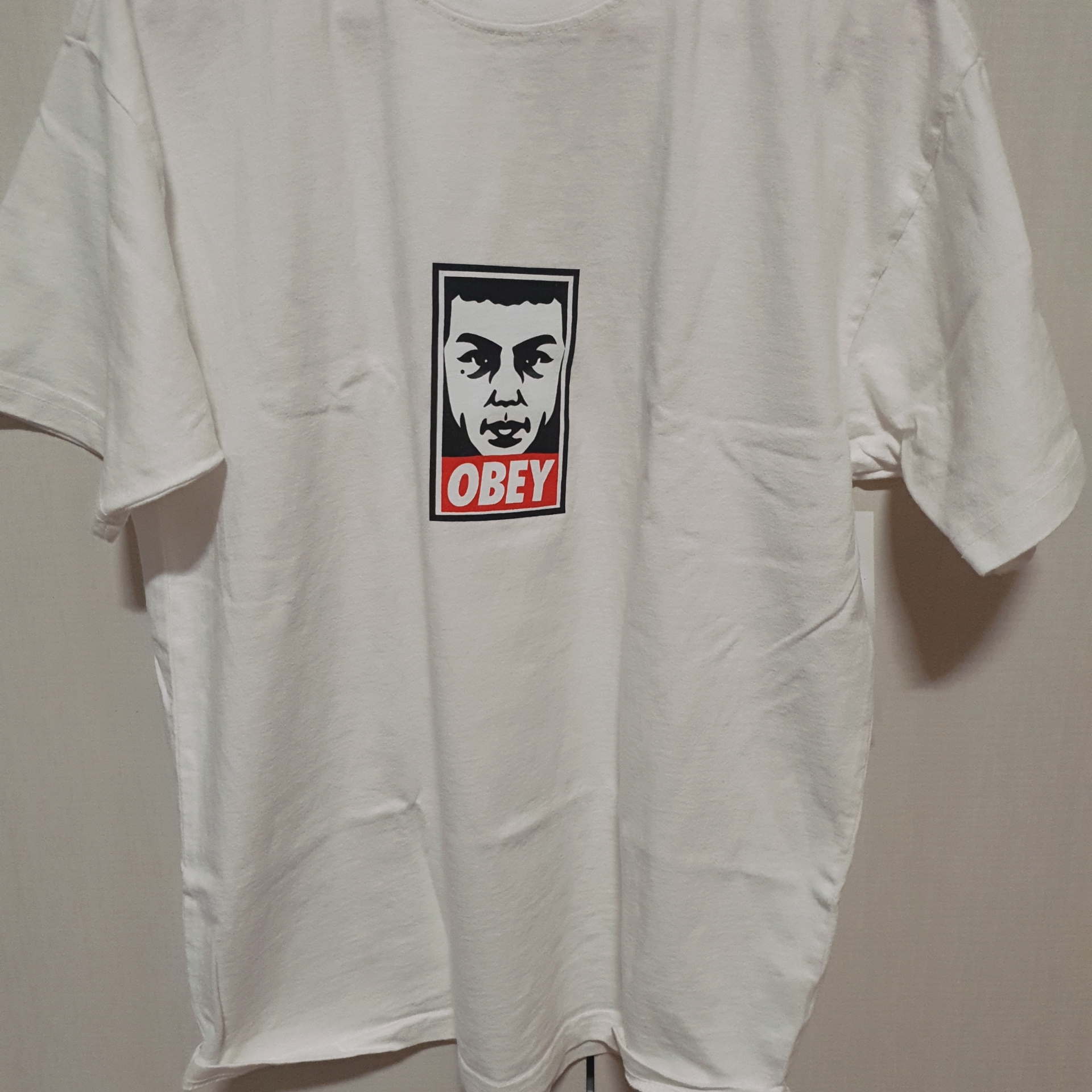 IAB Studio x Obey Beenzino Icon T-Shirt White 착용 스타일 - 2
