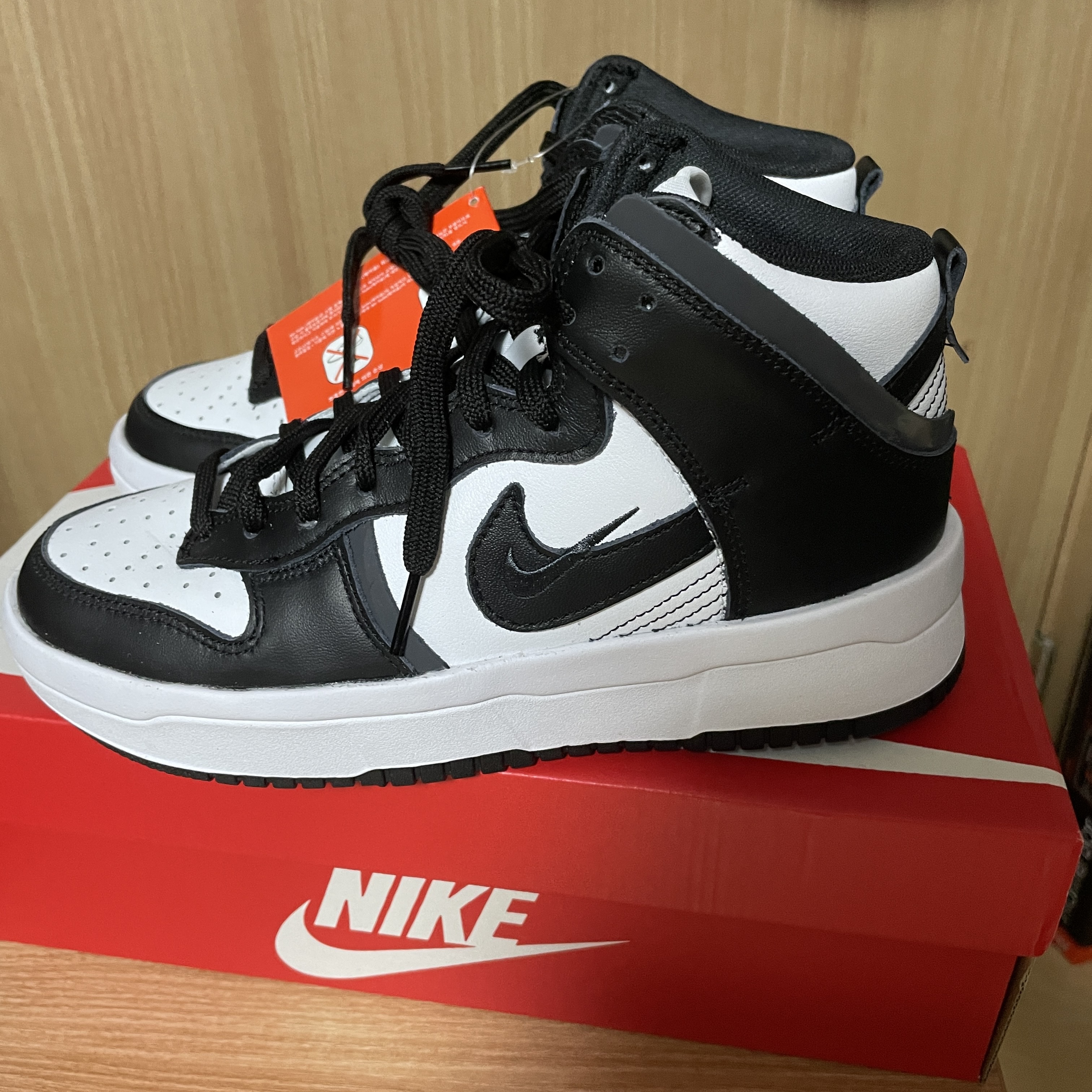 (W) Nike Dunk High Up Black and White 착용 스타일 - 2