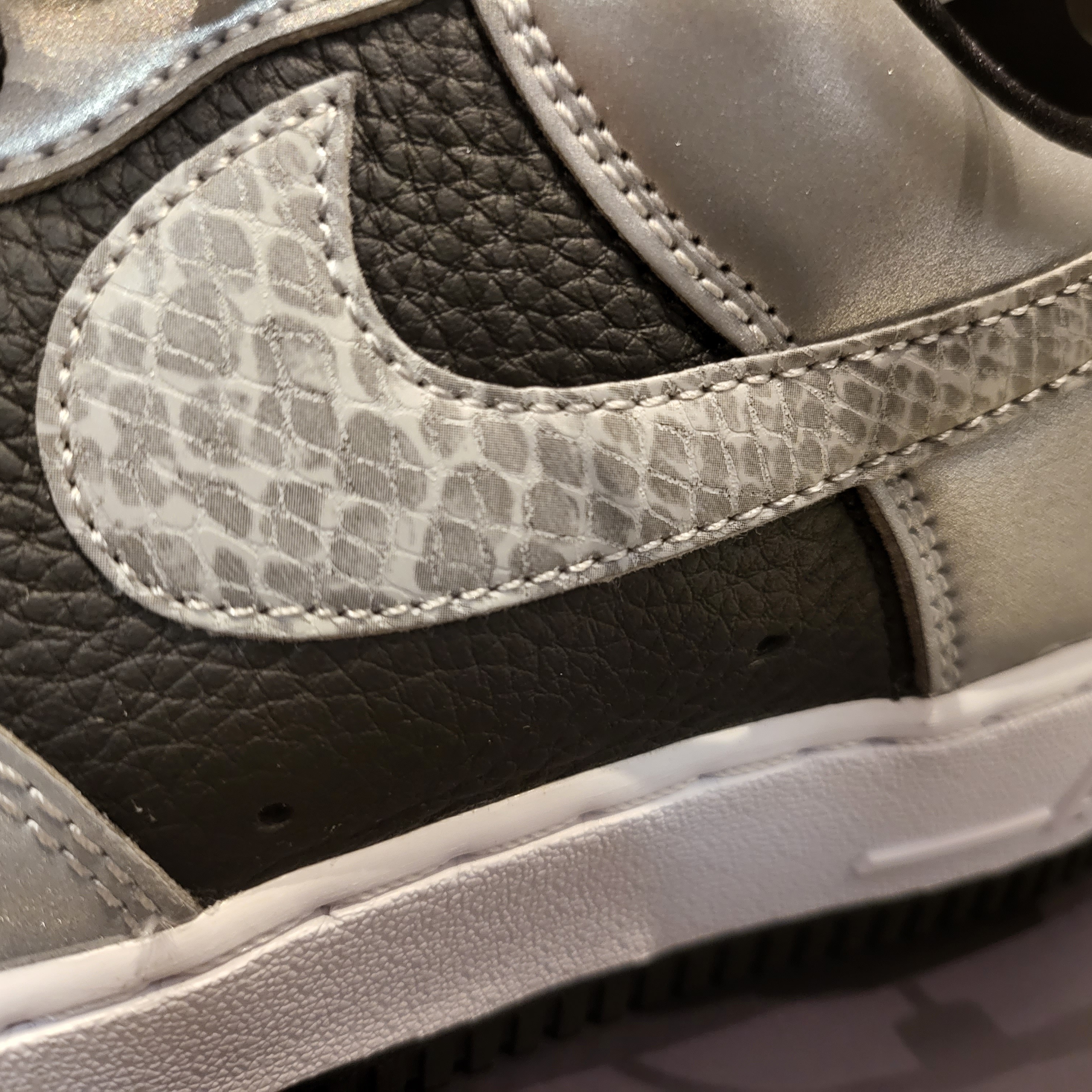 Nike Air Force 1 B Silver Snake 착용 스타일 - 5