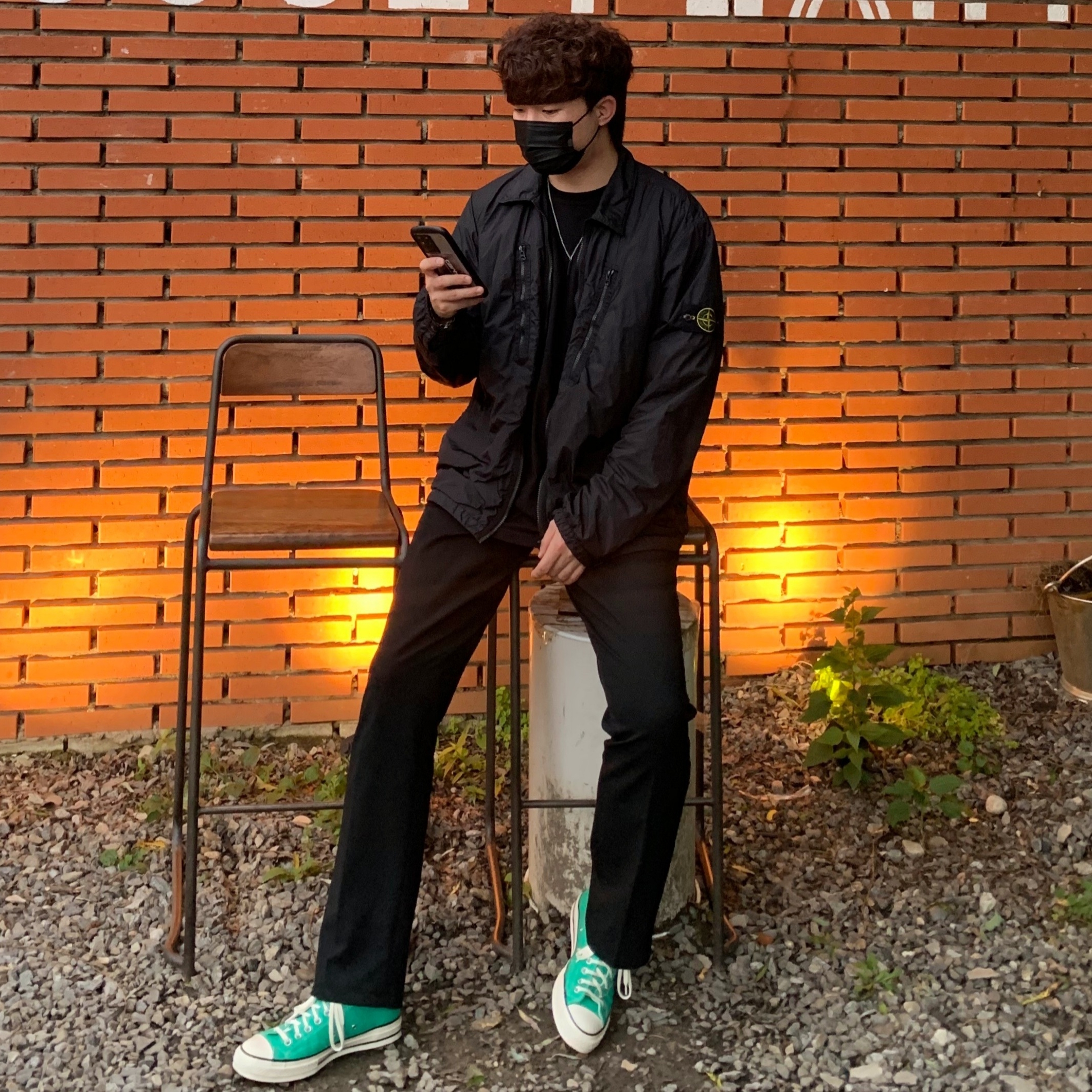 Stone Island 10523 Garment Dyed Crinkle Reps Overshirt Black - 21FW, Converse Chuck 70 Ox Court Green 착용 스타일