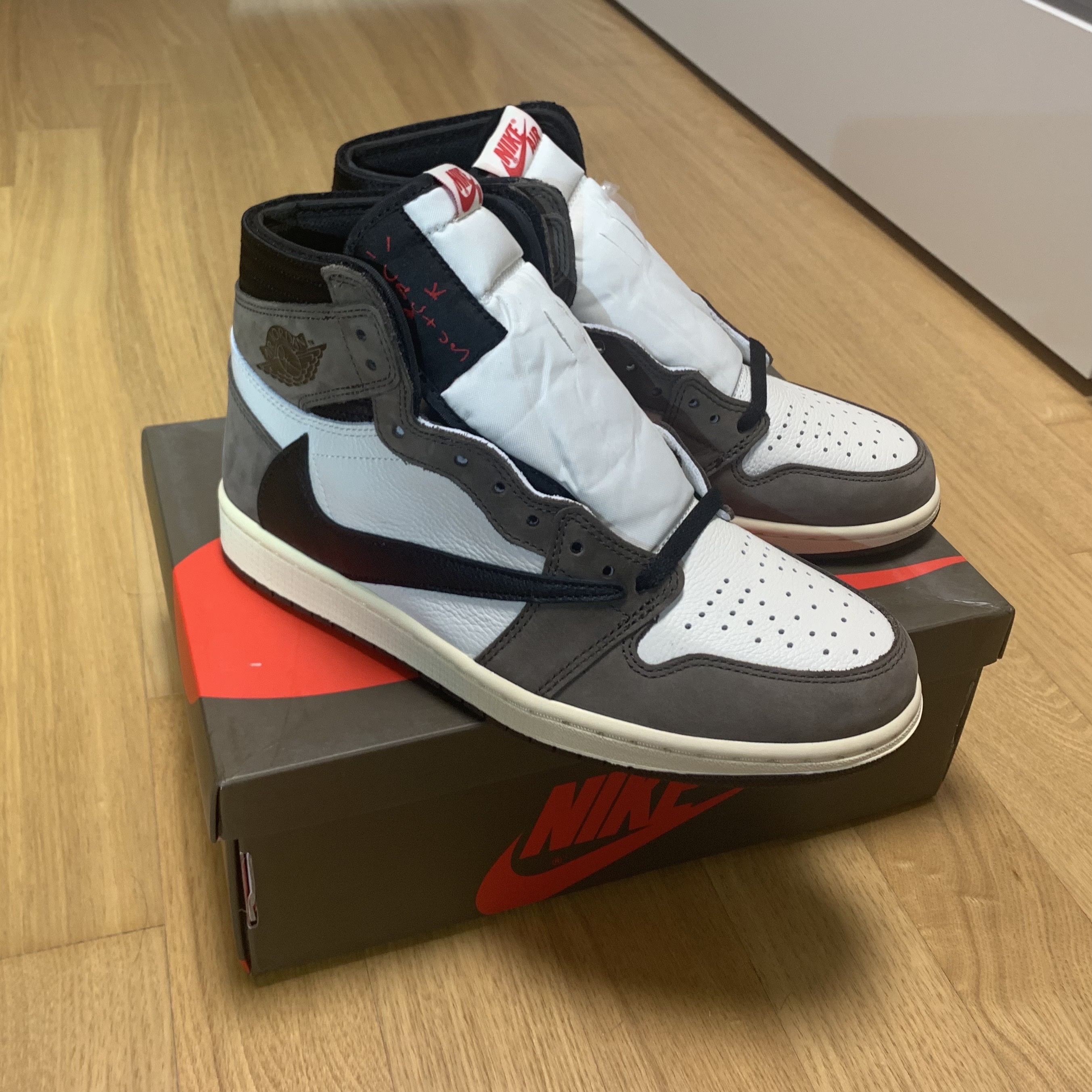 Jordan 1 x Travis Scott Retro High OG SP Mocha 착용 스타일 - 3