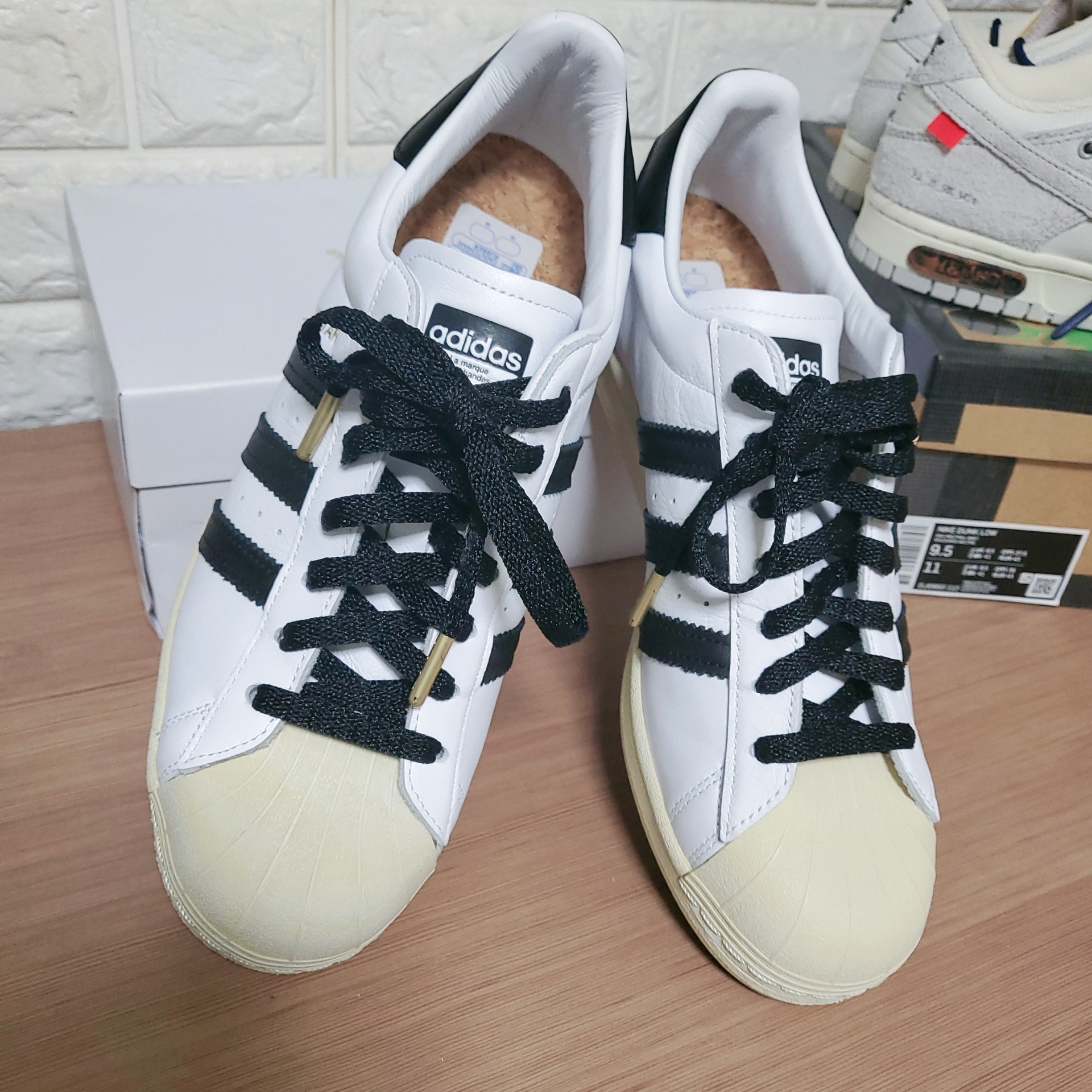 Adidas Superstar Premium White Black 착용 스타일