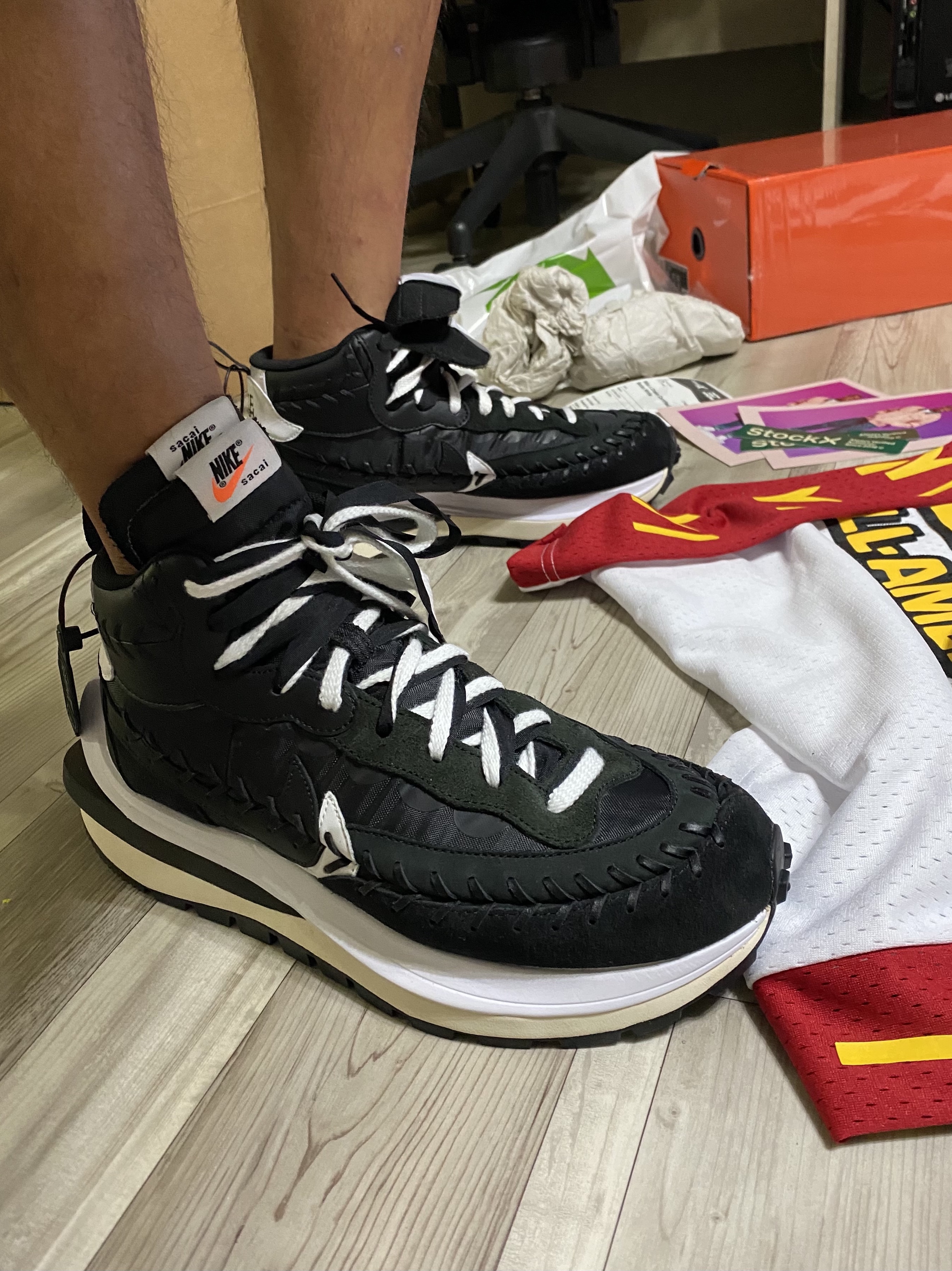 Nike x Sacai x Jean Paul Gaultier VaporWaffle Black White 착용 스타일 - 3