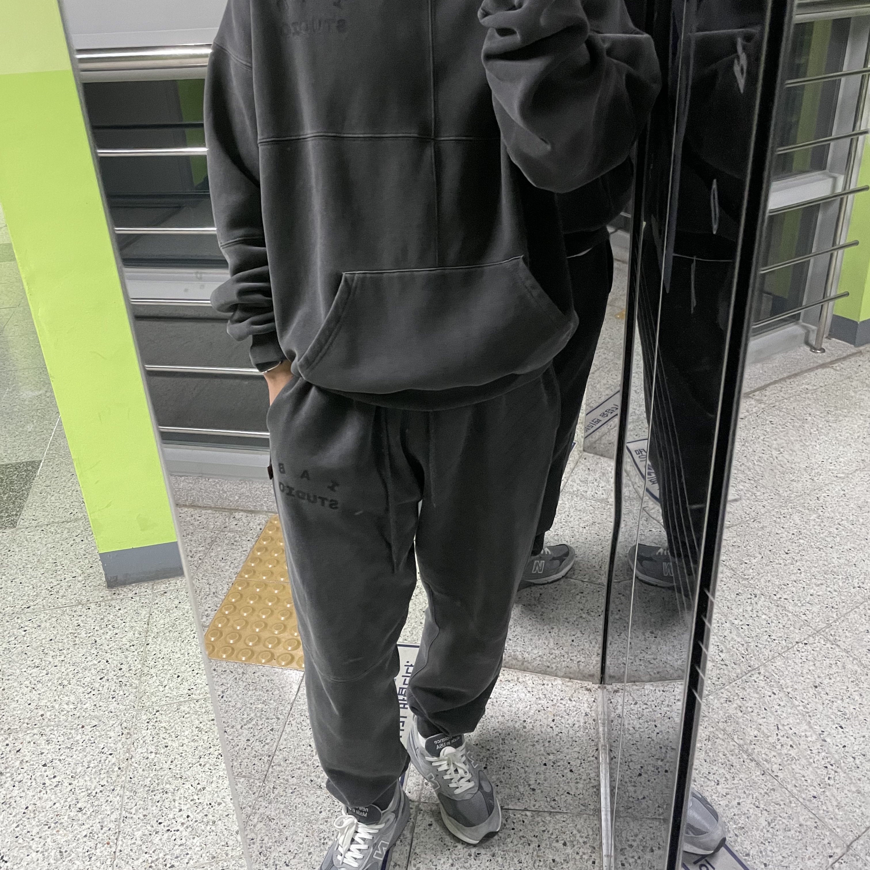 IAB Studio Blocked Pigment Hoodie Black 착용 스타일