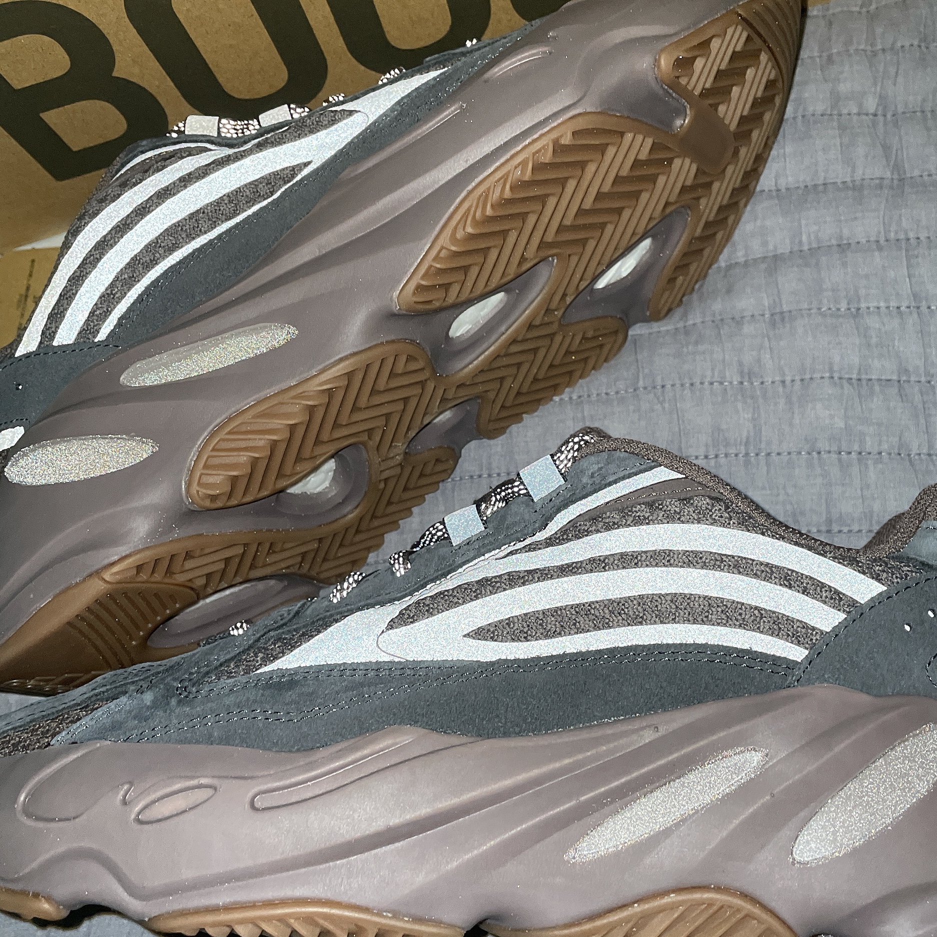 Adidas Yeezy Boost 700 V2 Mauve 착용 스타일