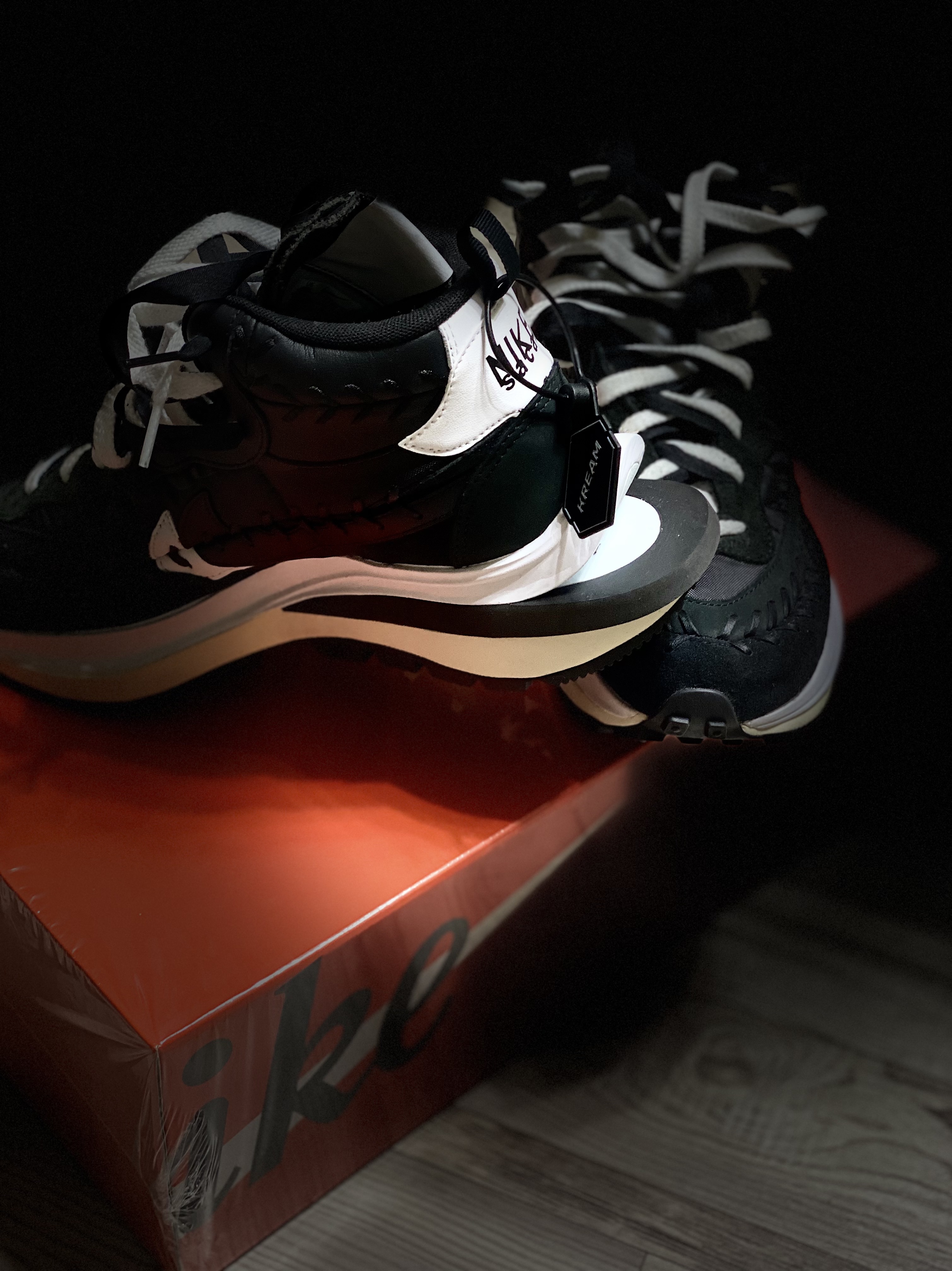 Nike x Sacai x Jean Paul Gaultier VaporWaffle Black White 착용 스타일 - 2