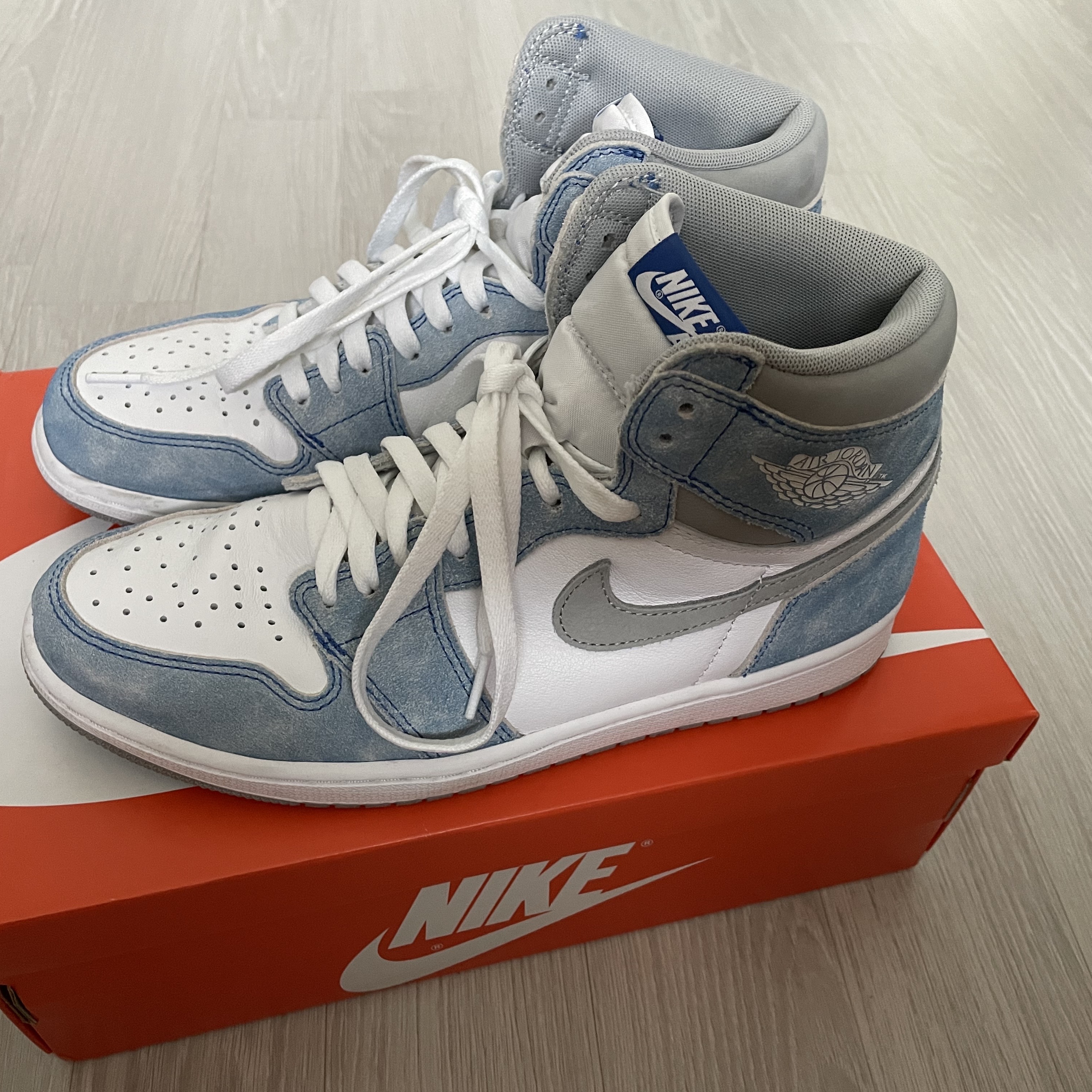 Jordan 1 Retro High OG Hyper Royal 착용 스타일