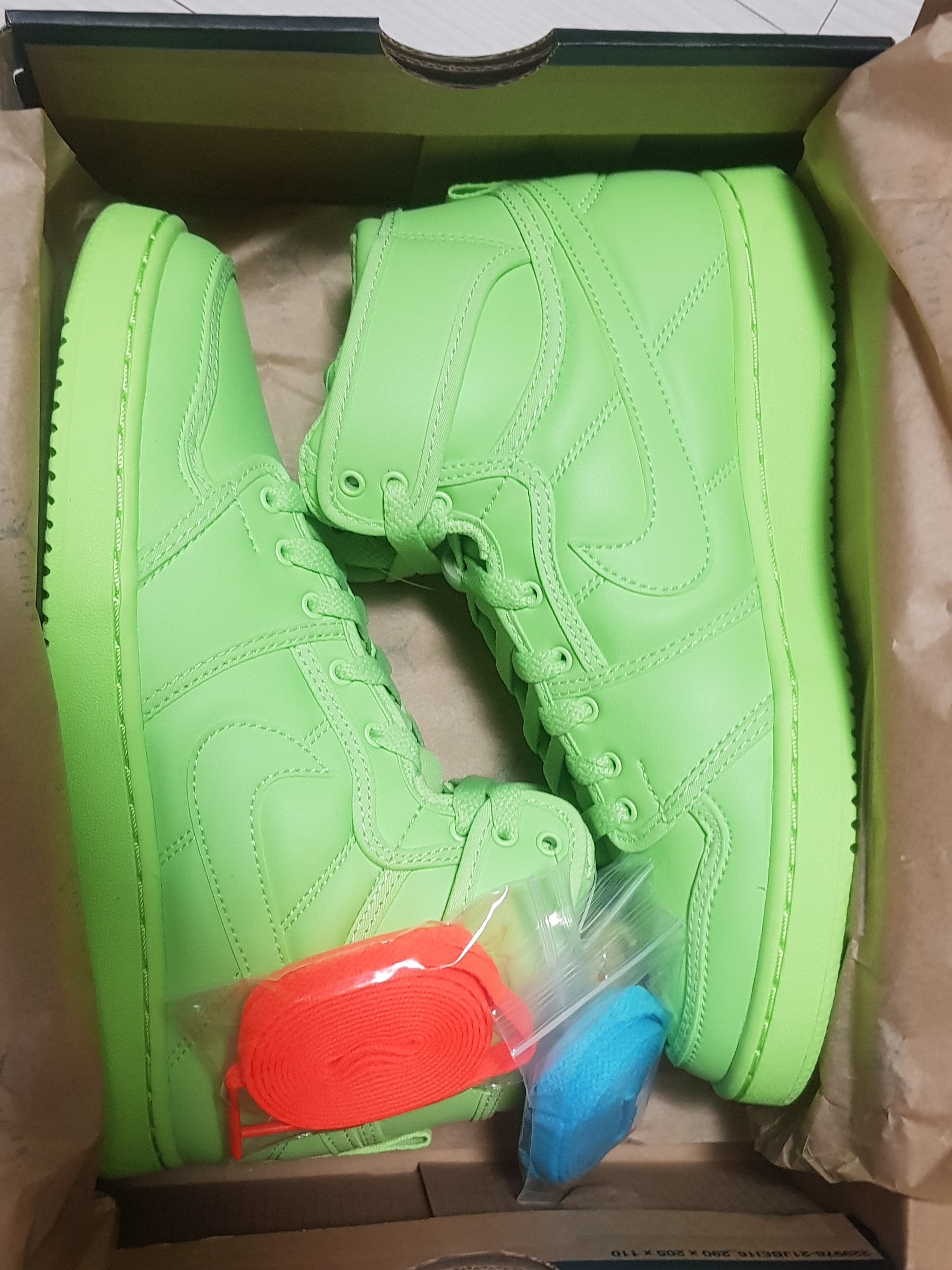 (W) Jordan 1 x Billie Eilish KO SP Lime Green 착용 스타일 - 3