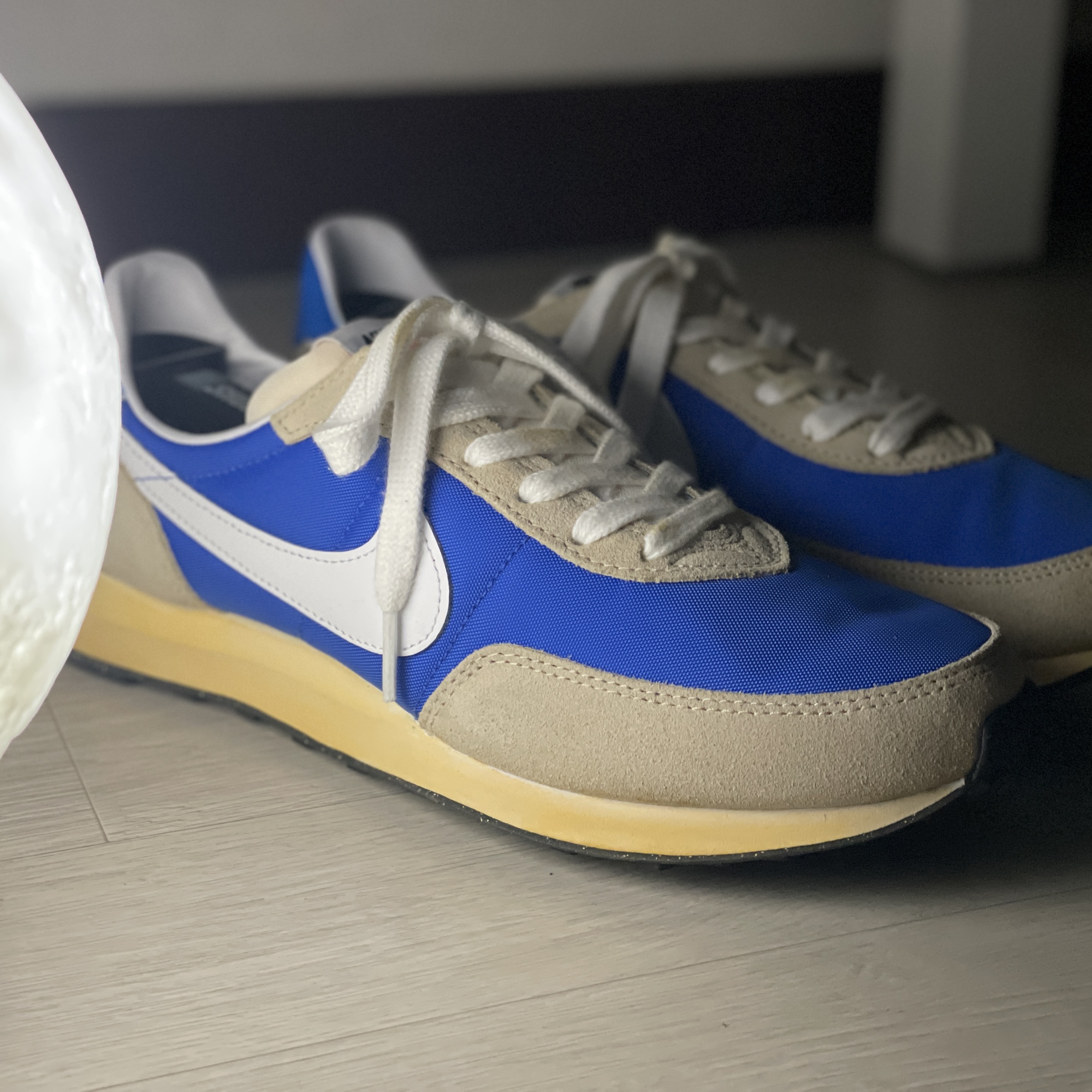 Nike Waffle Trainer 2 Hyper Royal Rattan 착용 스타일 - 1