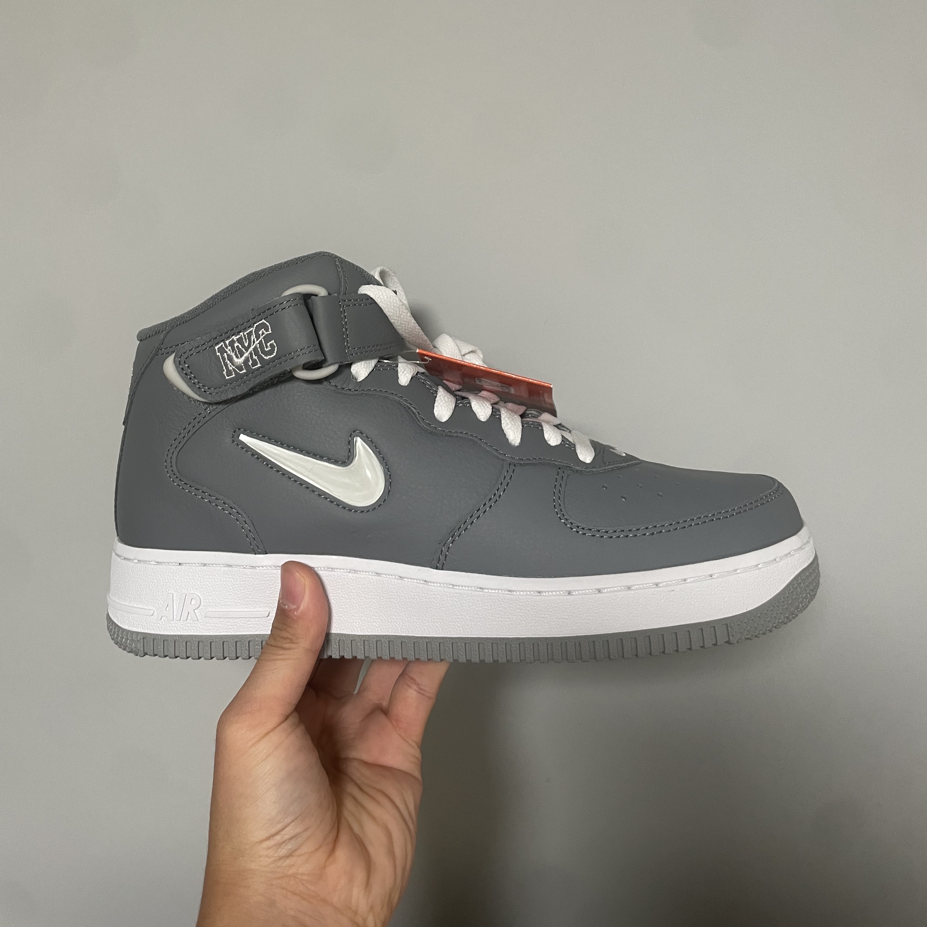 Nike Air Force 1 Mid QS NYC Cool Grey 착용 스타일