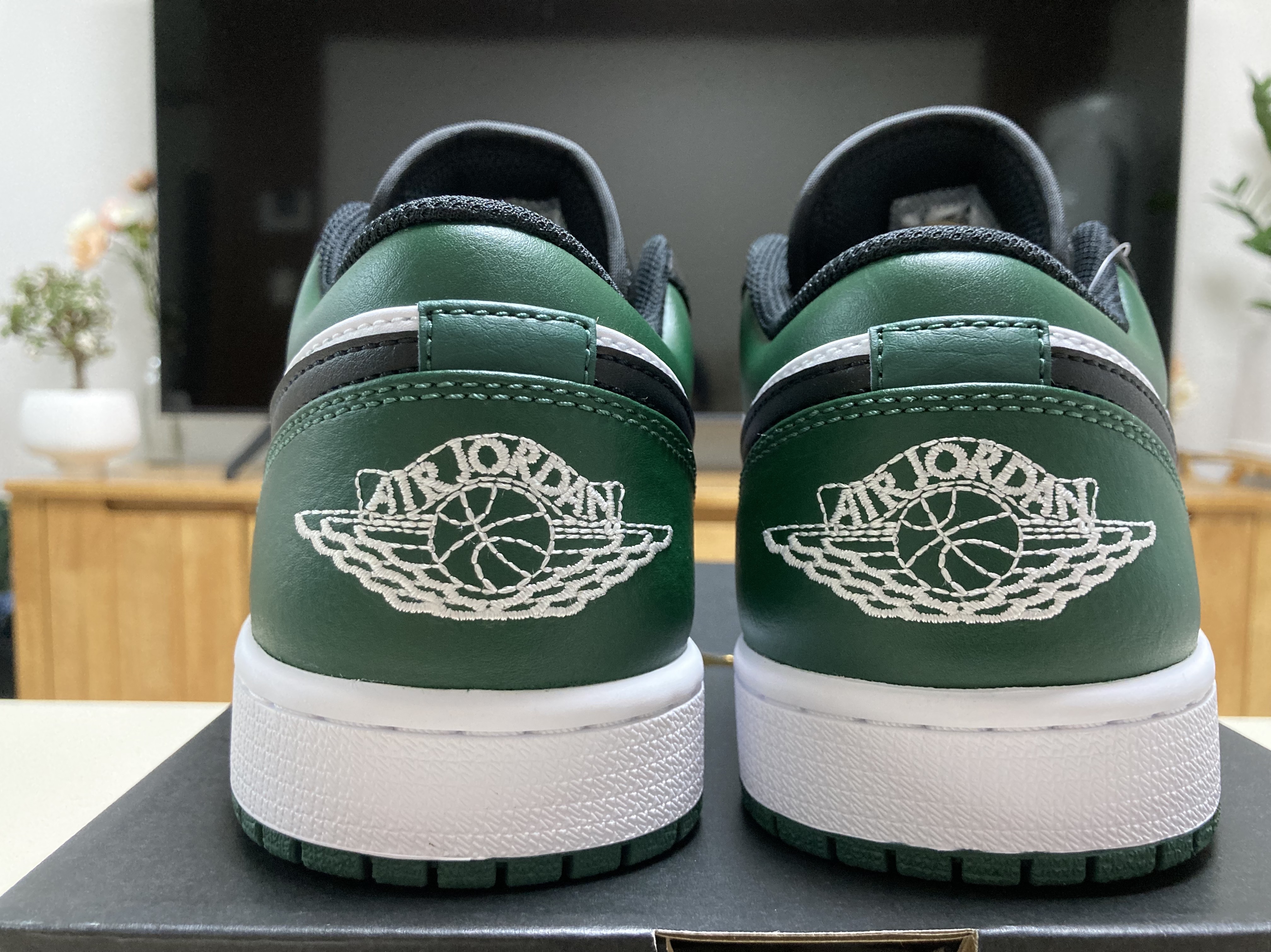 Jordan 1 Low Green Toe 착용 스타일 - 3
