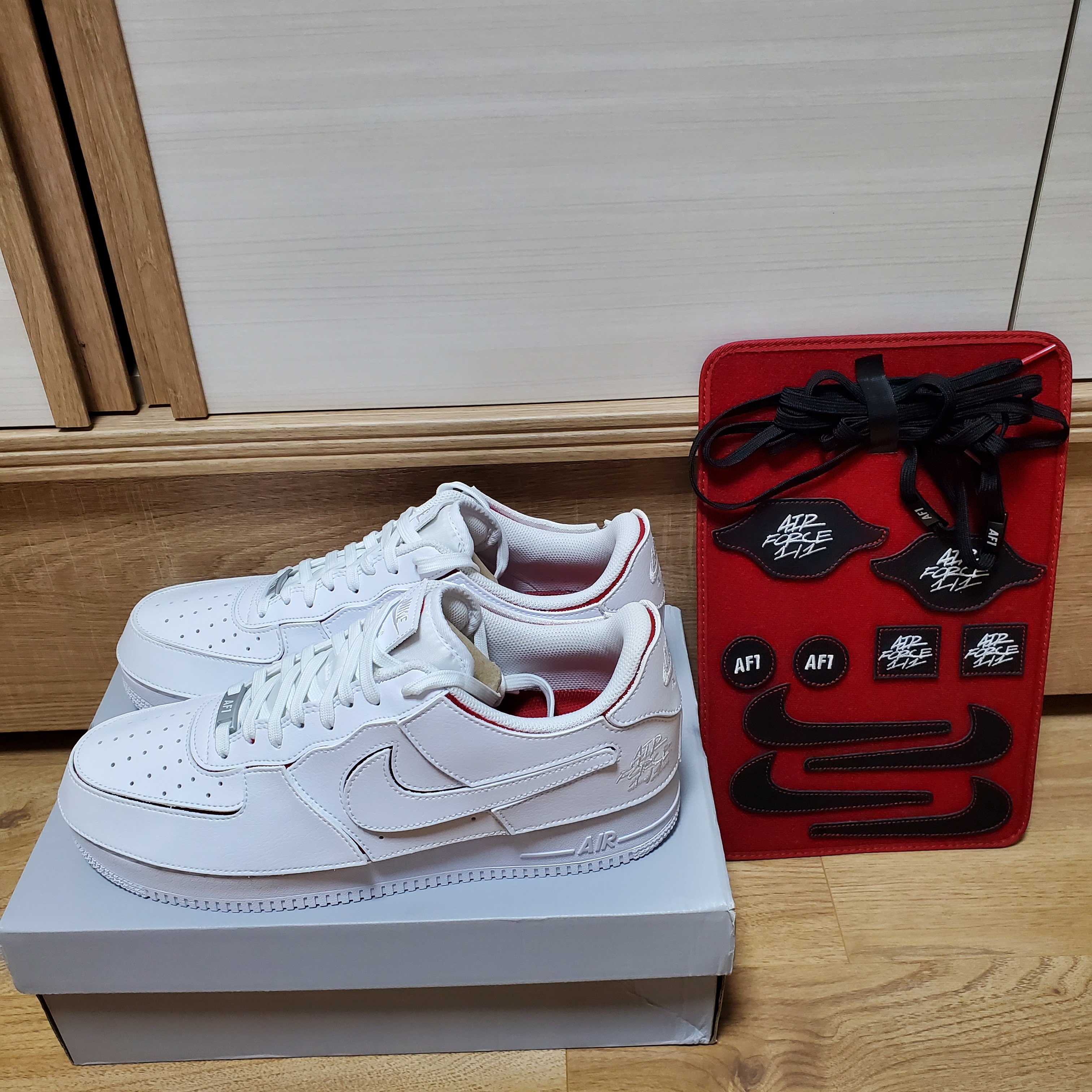 Nike Air Force 1/1 White Varsity Red 착용 스타일 - 2