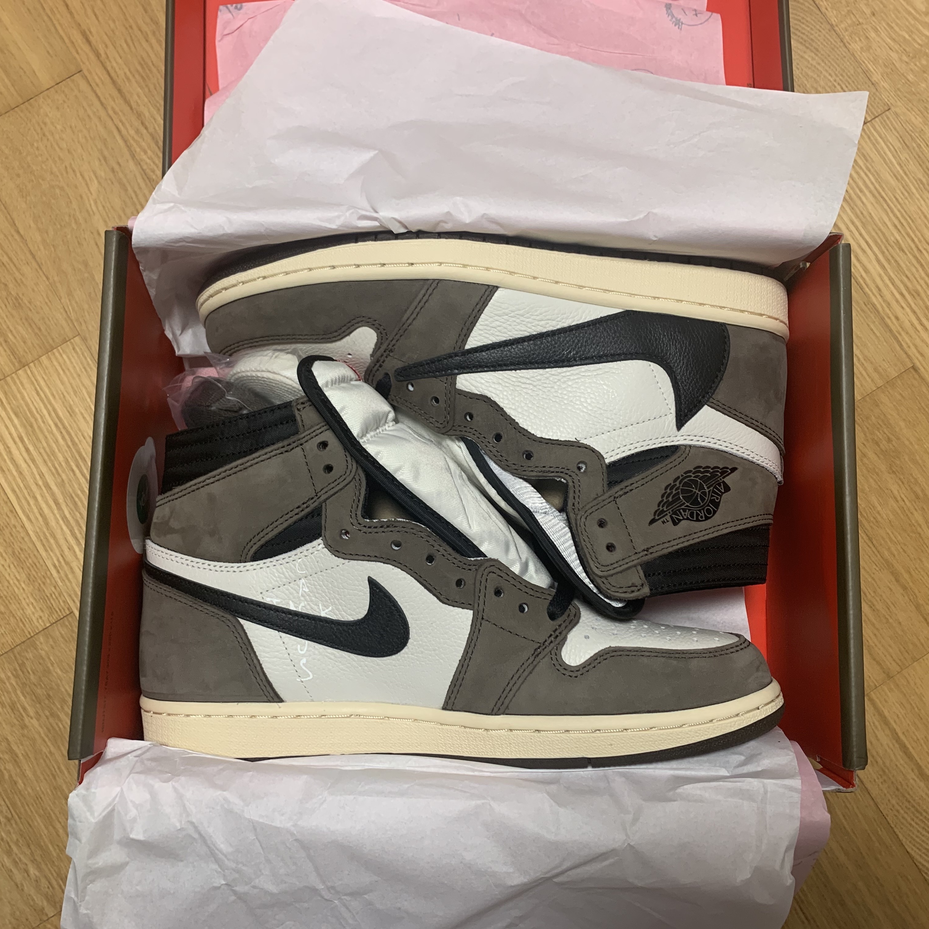 Jordan 1 x Travis Scott Retro High OG SP Mocha 착용 스타일 - 2
