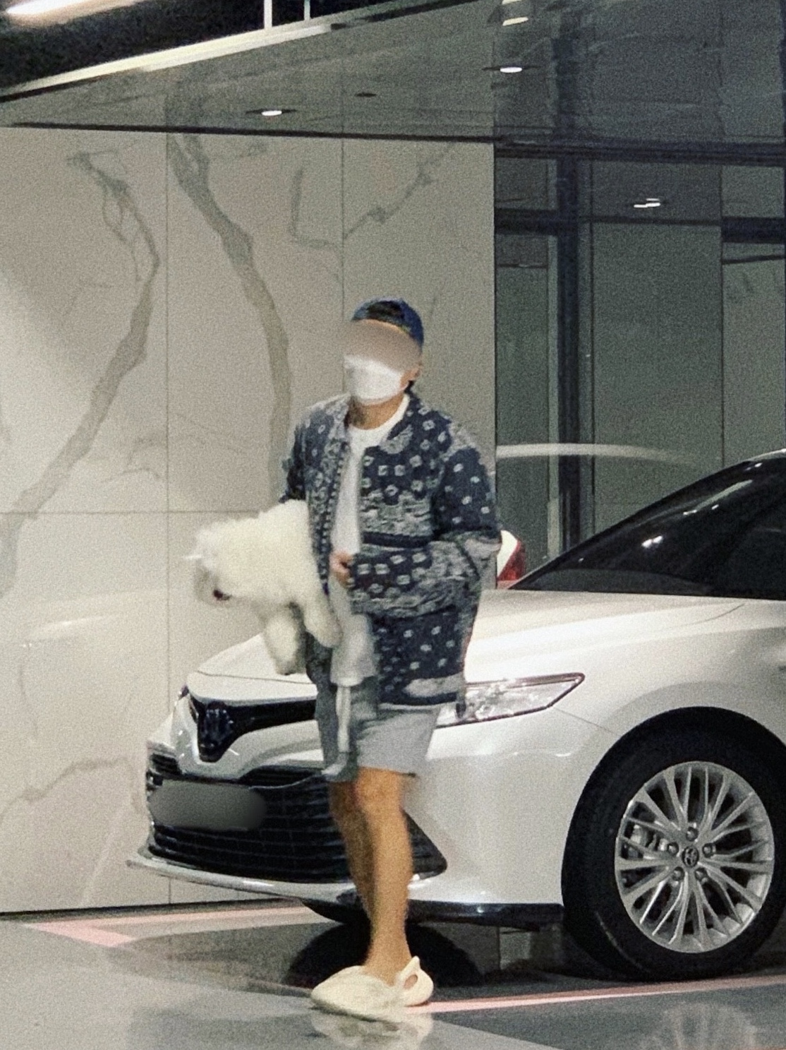 Adidas Yeezy Foam RNNR Sand 착용 스타일 - 2