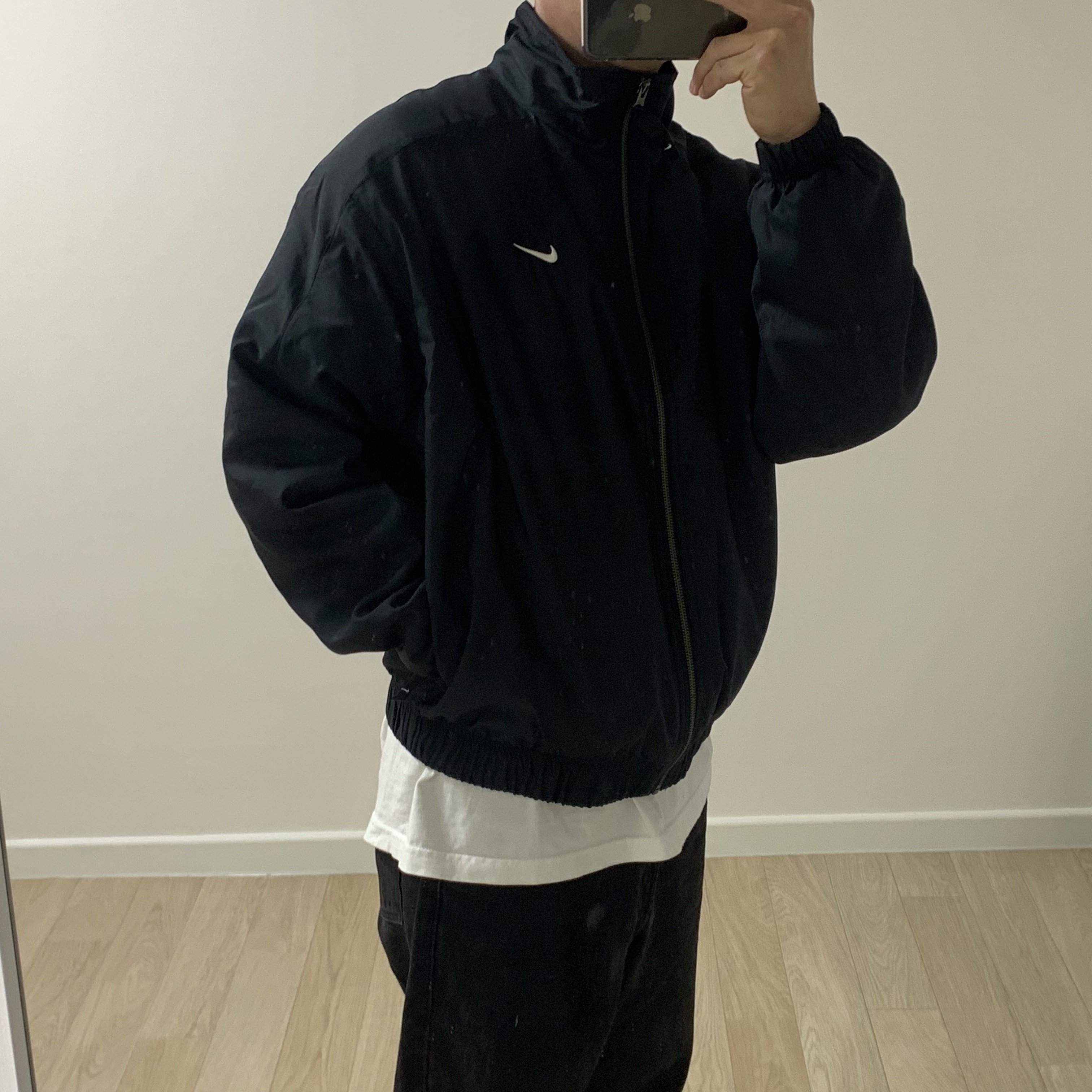 Nike NRG Solo Swoosh Satin Bomber Jacket Black Kumquat - Asia, Nike NRG Solo Swoosh Satin Bomber Jacket Light Army - Asia 착용 스타일 - 2